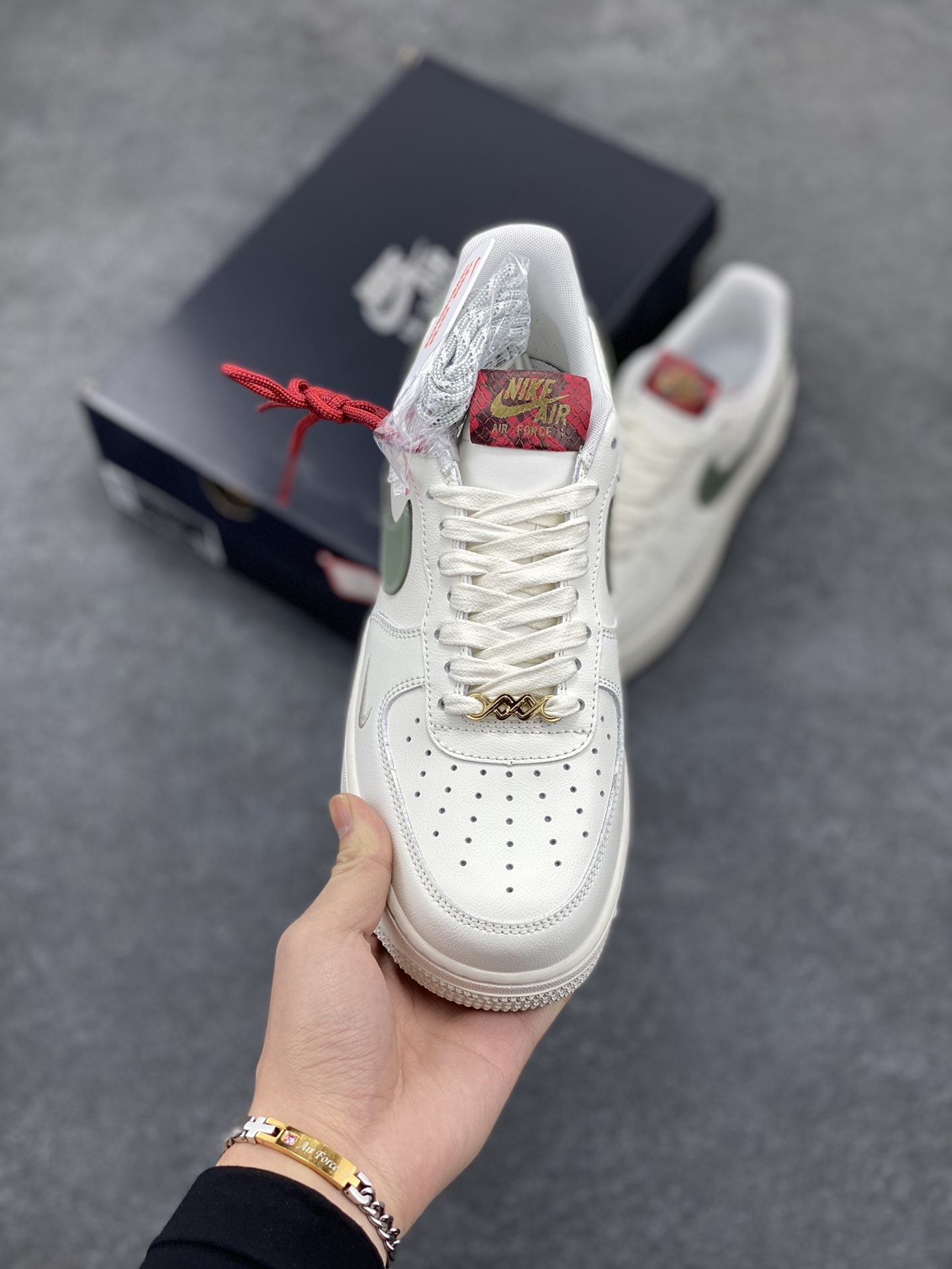 图片[2]-Nike Air Force 1 Low 蛇年 空军一号低帮运动休闲板鞋 原楦头原纸板 打造纯正空军版型#专注外贸渠道 全掌内置蜂窝气垫 #原盒配件 原厂中底钢印、拉帮完美 货号：HV5979-130 尺码：36 36.5 37.5 38 38.5 39 40 40.5 41 42 42.5 43 44 44.5 45 46-选品中心