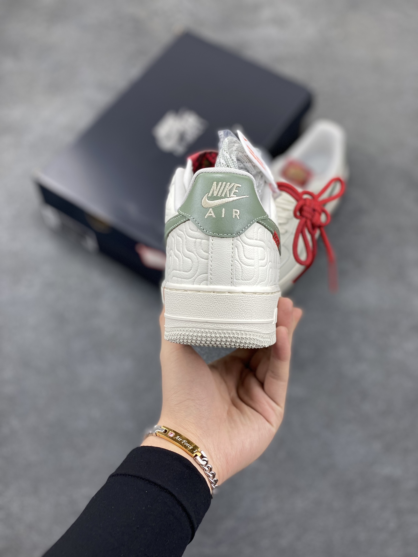 图片[4]-Nike Air Force 1 Low 蛇年 空军一号低帮运动休闲板鞋 原楦头原纸板 打造纯正空军版型#专注外贸渠道 全掌内置蜂窝气垫 #原盒配件 原厂中底钢印、拉帮完美 货号：HV5979-130 尺码：36 36.5 37.5 38 38.5 39 40 40.5 41 42 42.5 43 44 44.5 45 46-选品中心