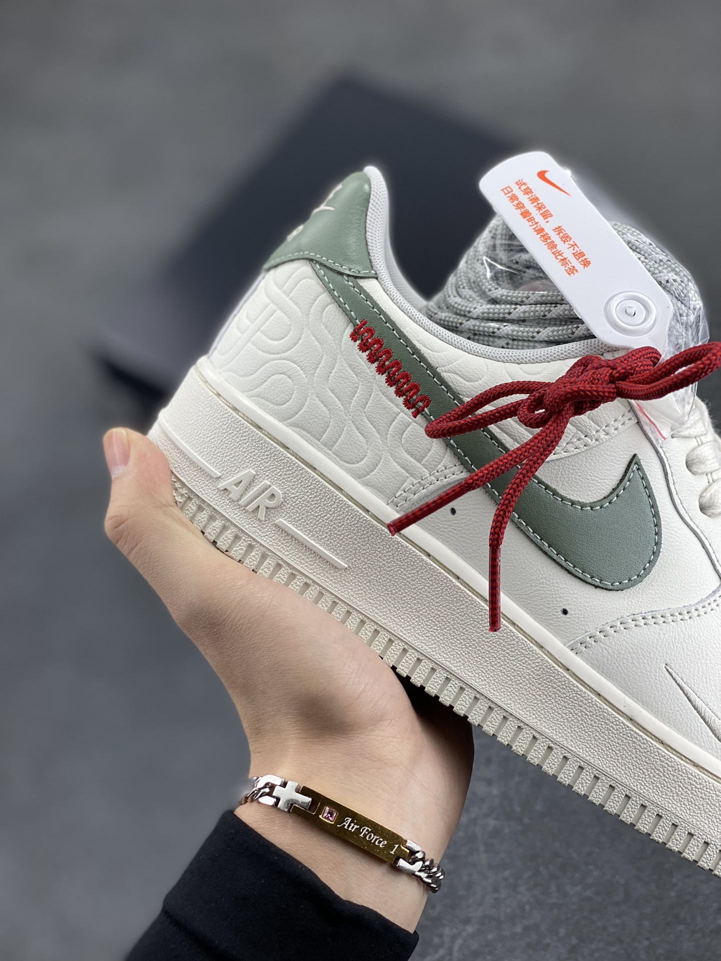 图片[6]-Nike Air Force 1 Low 蛇年 空军一号低帮运动休闲板鞋 原楦头原纸板 打造纯正空军版型#专注外贸渠道 全掌内置蜂窝气垫 #原盒配件 原厂中底钢印、拉帮完美 货号：HV5979-130 尺码：36 36.5 37.5 38 38.5 39 40 40.5 41 42 42.5 43 44 44.5 45 46-选品中心