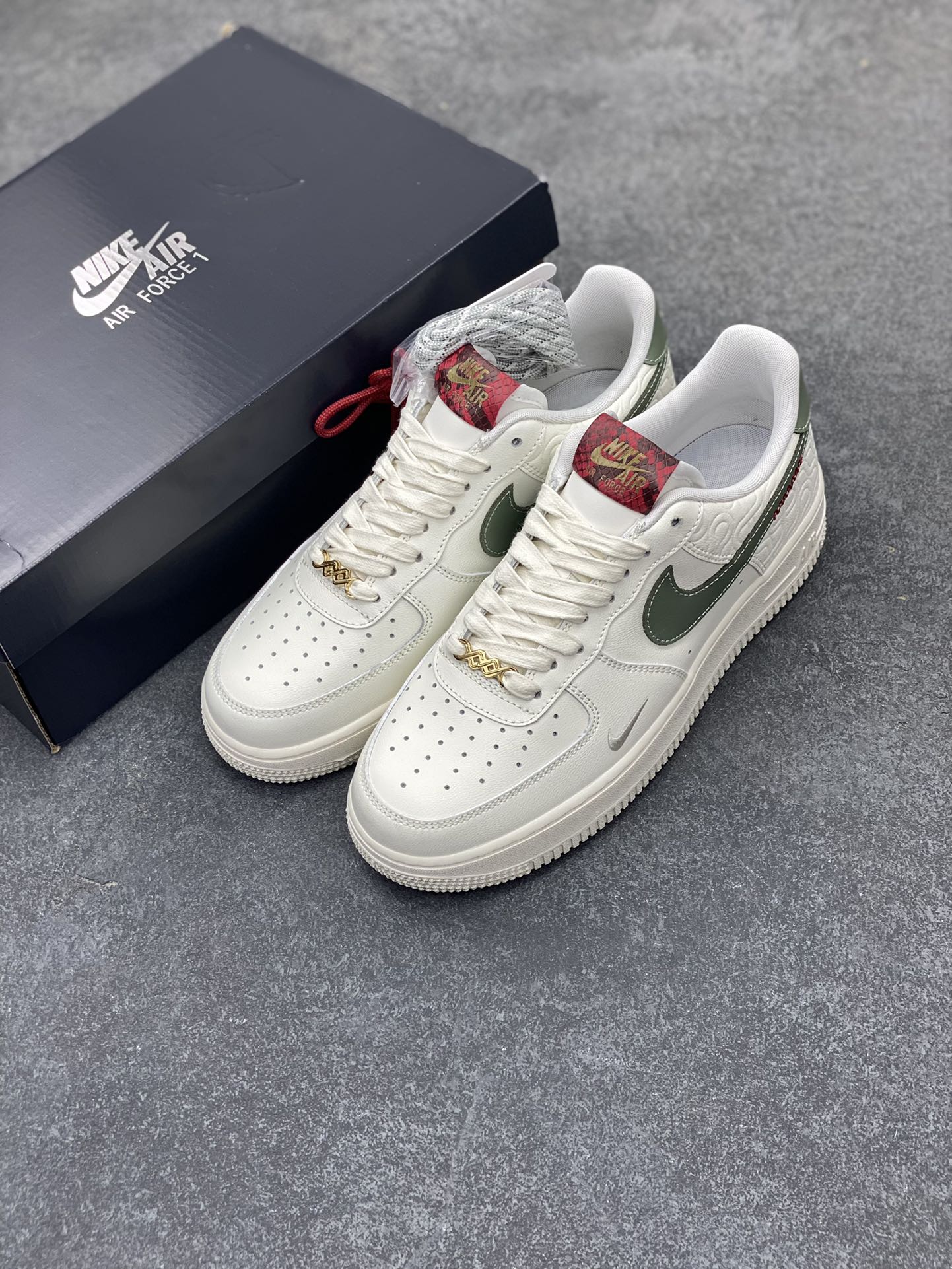 图片[8]-Nike Air Force 1 Low 蛇年 空军一号低帮运动休闲板鞋 原楦头原纸板 打造纯正空军版型#专注外贸渠道 全掌内置蜂窝气垫 #原盒配件 原厂中底钢印、拉帮完美 货号：HV5979-130 尺码：36 36.5 37.5 38 38.5 39 40 40.5 41 42 42.5 43 44 44.5 45 46-选品中心