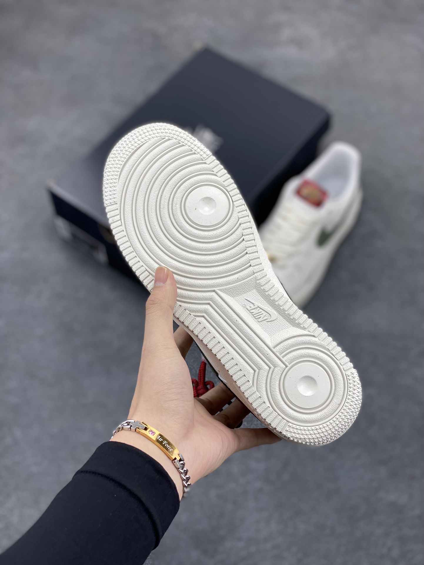 图片[5]-Nike Air Force 1 Low 蛇年 空军一号低帮运动休闲板鞋 原楦头原纸板 打造纯正空军版型#专注外贸渠道 全掌内置蜂窝气垫 #原盒配件 原厂中底钢印、拉帮完美 货号：HV5979-130 尺码：36 36.5 37.5 38 38.5 39 40 40.5 41 42 42.5 43 44 44.5 45 46-选品中心