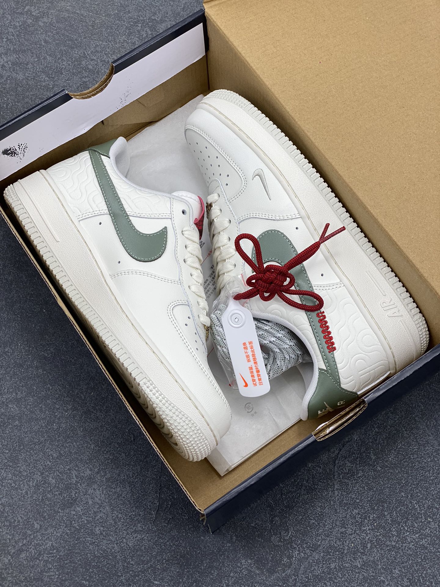 图片[9]-Nike Air Force 1 Low 蛇年 空军一号低帮运动休闲板鞋 原楦头原纸板 打造纯正空军版型#专注外贸渠道 全掌内置蜂窝气垫 #原盒配件 原厂中底钢印、拉帮完美 货号：HV5979-130 尺码：36 36.5 37.5 38 38.5 39 40 40.5 41 42 42.5 43 44 44.5 45 46-选品中心