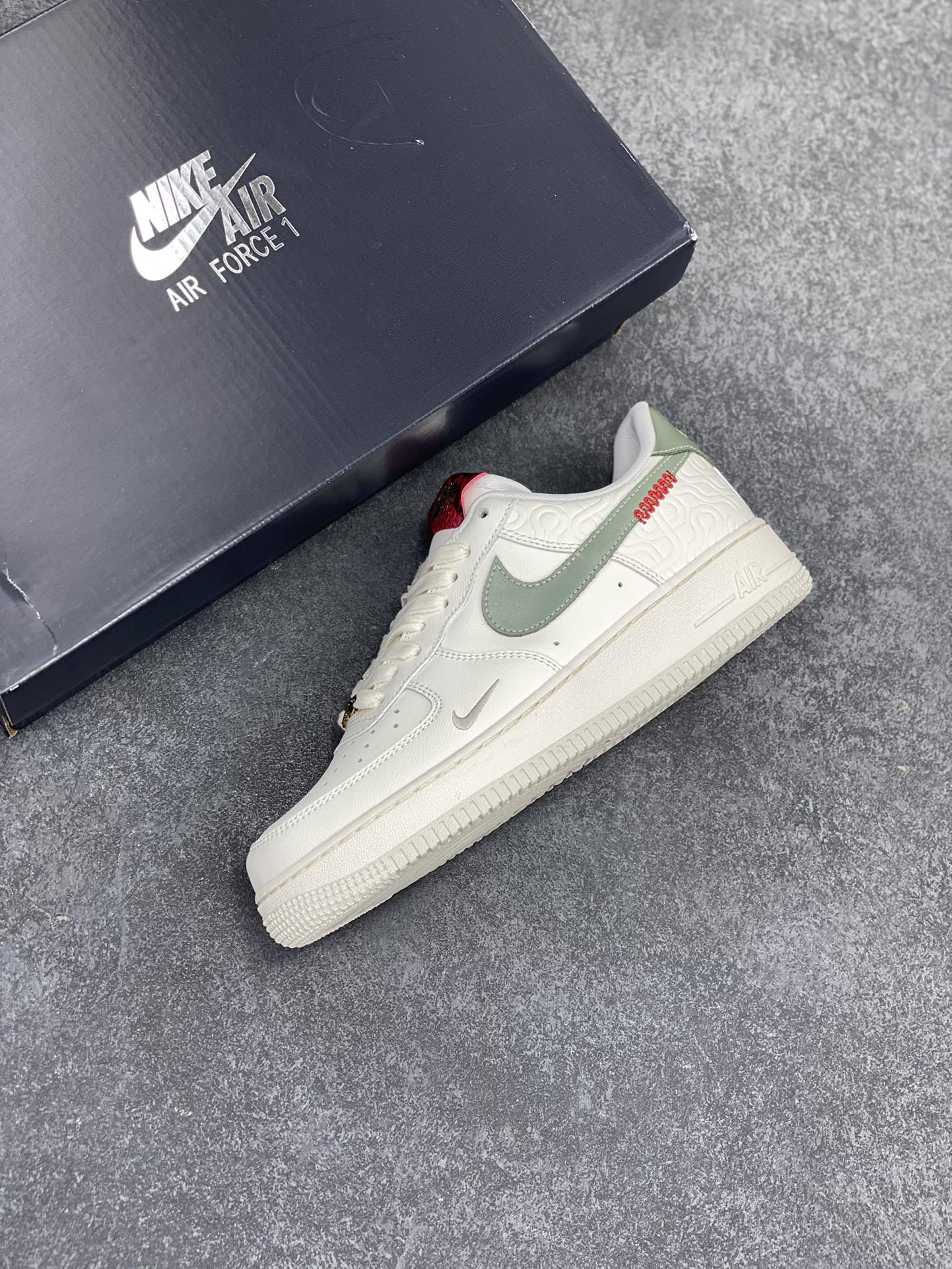 图片[7]-Nike Air Force 1 Low 蛇年 空军一号低帮运动休闲板鞋 原楦头原纸板 打造纯正空军版型#专注外贸渠道 全掌内置蜂窝气垫 #原盒配件 原厂中底钢印、拉帮完美 货号：HV5979-130 尺码：36 36.5 37.5 38 38.5 39 40 40.5 41 42 42.5 43 44 44.5 45 46-选品中心