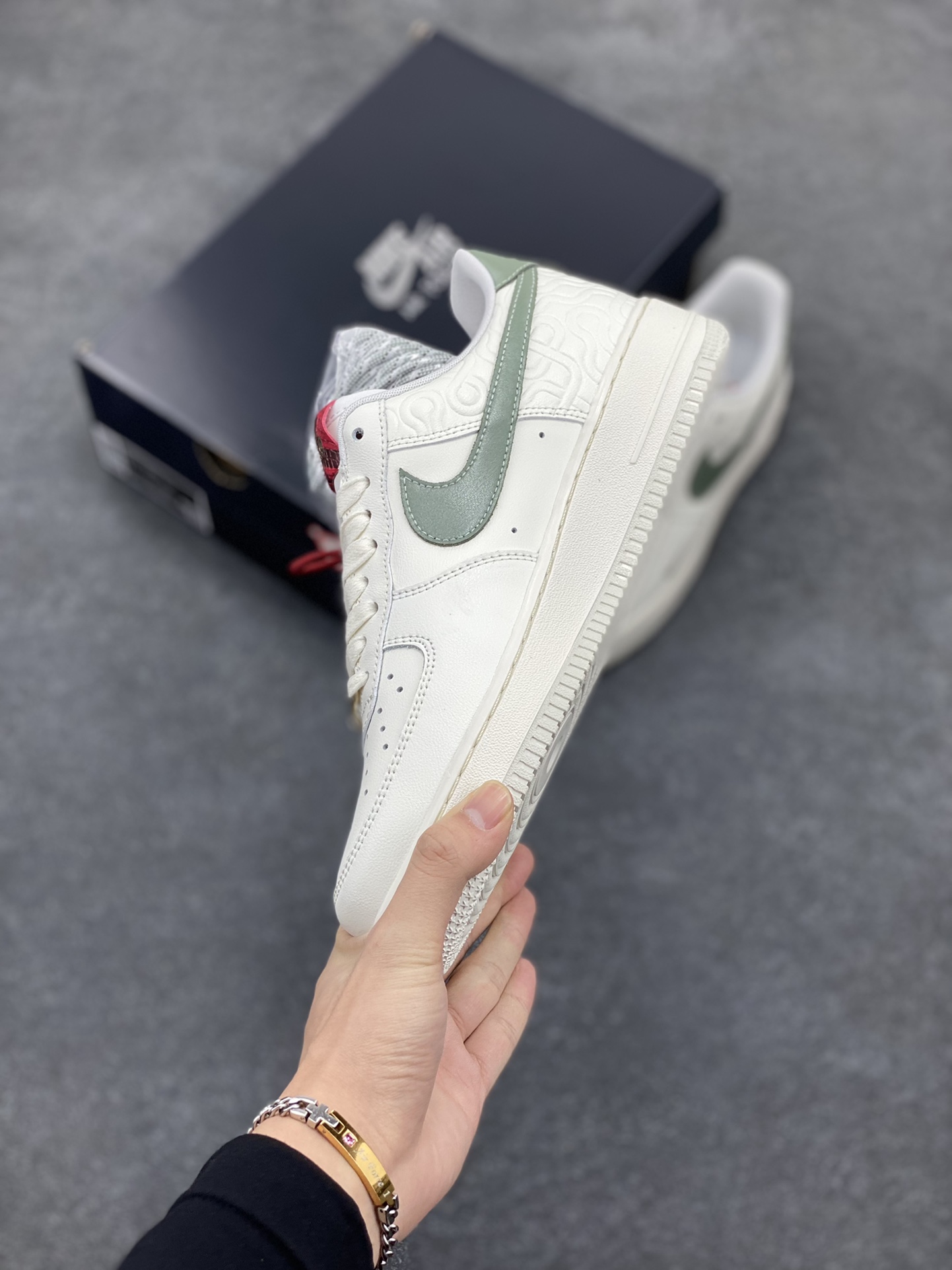 图片[3]-Nike Air Force 1 Low 蛇年 空军一号低帮运动休闲板鞋 原楦头原纸板 打造纯正空军版型#专注外贸渠道 全掌内置蜂窝气垫 #原盒配件 原厂中底钢印、拉帮完美 货号：HV5979-130 尺码：36 36.5 37.5 38 38.5 39 40 40.5 41 42 42.5 43 44 44.5 45 46-选品中心