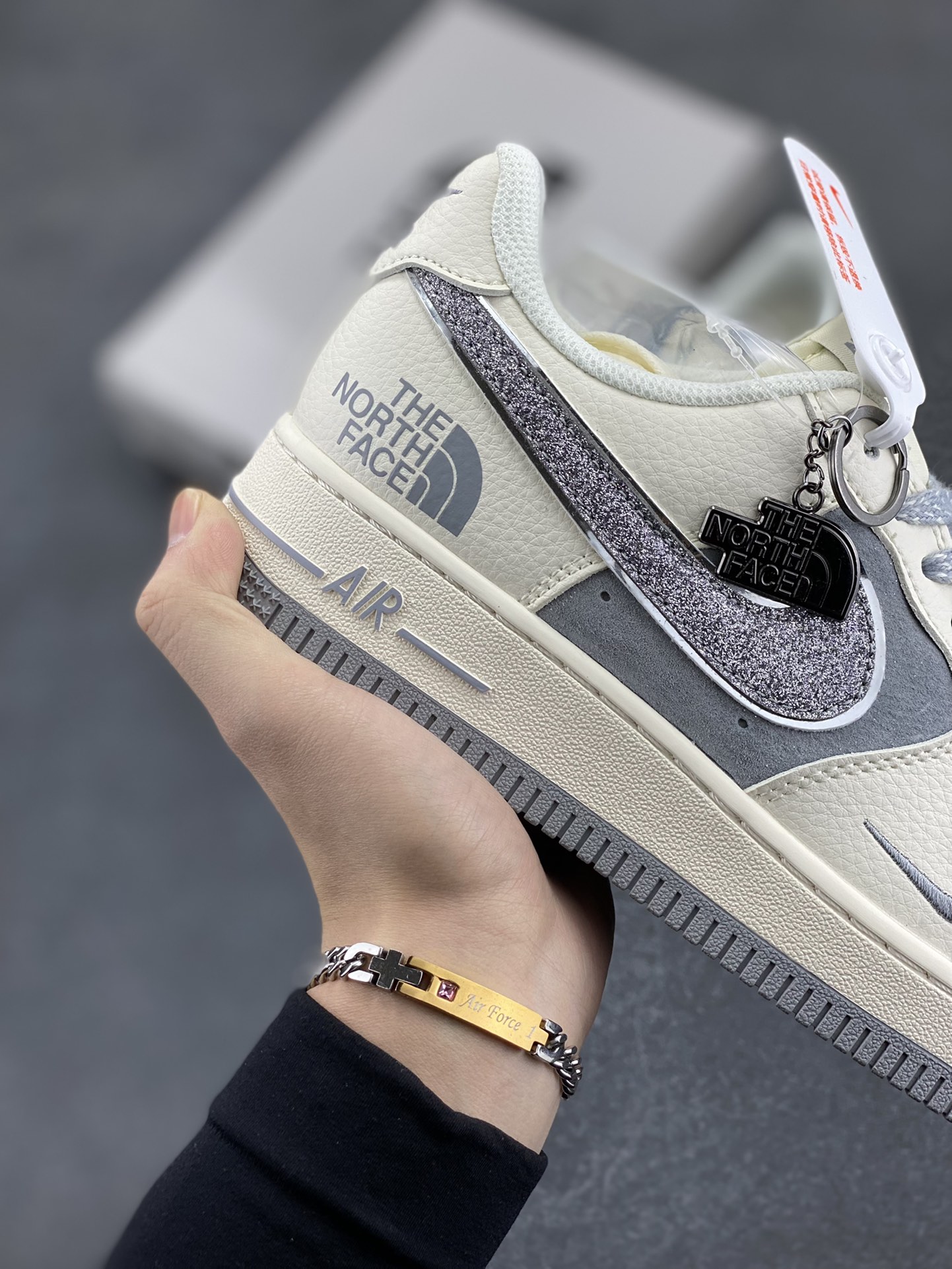 图片[6]-NIke Air Force 1 \’07 Low “北面联名”空军一号 低帮 运动鞋 休闲鞋 折边针车 工艺难度大 原楦头原纸板 原装鞋盒 定制五金配件 内置全掌气垫 原厂鞋底 货号：QY6818-524 尺码：36 36.5 37.5 38 38.5 39 40 40.5 41 42 42.5 43 44 44.5 45-选品中心
