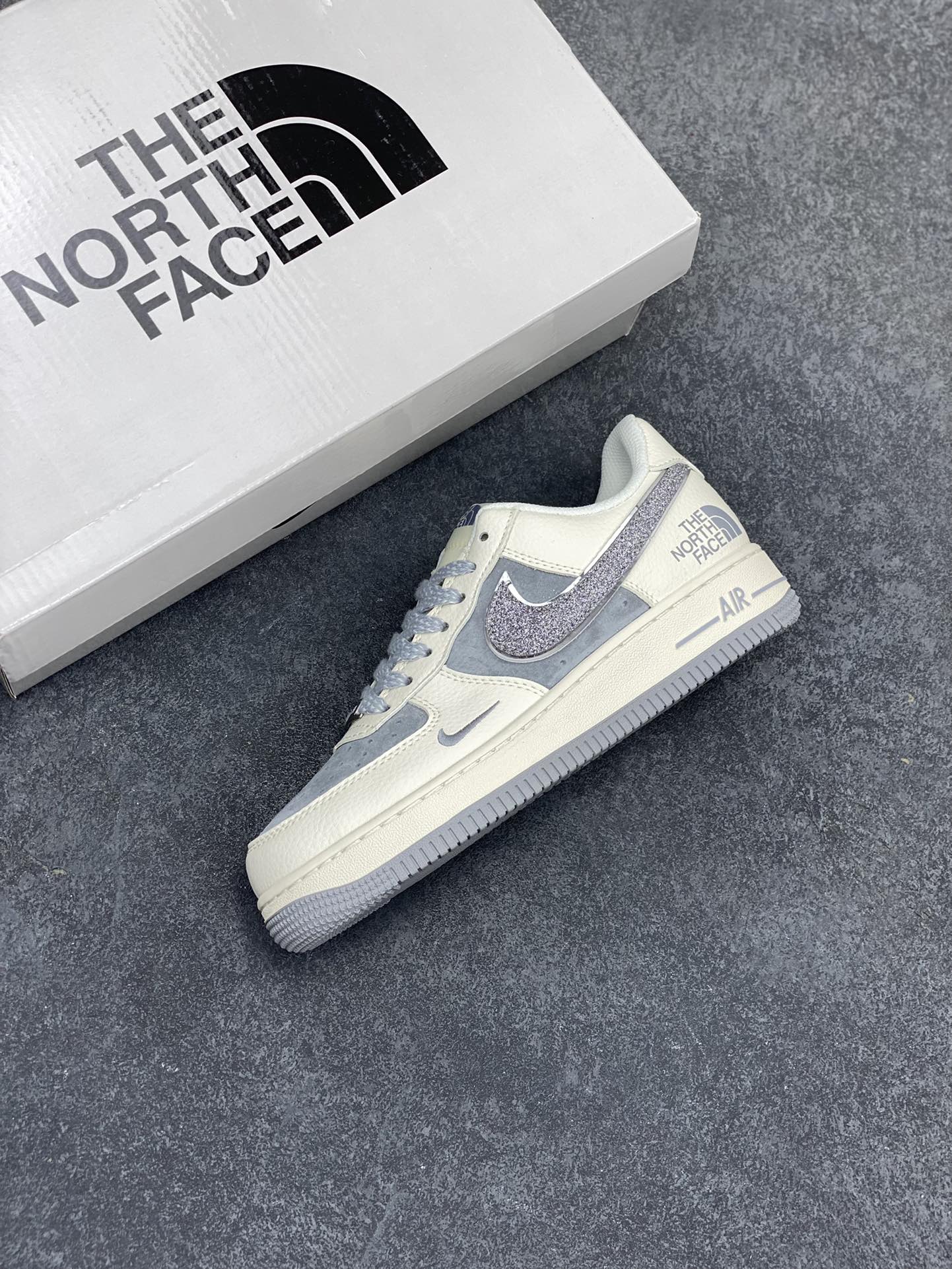 图片[7]-NIke Air Force 1 \’07 Low “北面联名”空军一号 低帮 运动鞋 休闲鞋 折边针车 工艺难度大 原楦头原纸板 原装鞋盒 定制五金配件 内置全掌气垫 原厂鞋底 货号：QY6818-524 尺码：36 36.5 37.5 38 38.5 39 40 40.5 41 42 42.5 43 44 44.5 45-选品中心