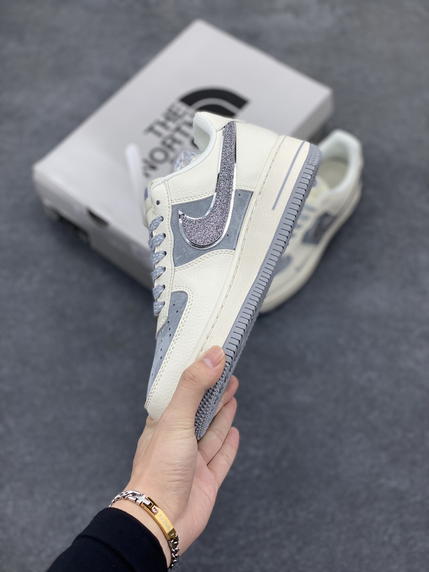 图片[3]-NIke Air Force 1 \’07 Low “北面联名”空军一号 低帮 运动鞋 休闲鞋 折边针车 工艺难度大 原楦头原纸板 原装鞋盒 定制五金配件 内置全掌气垫 原厂鞋底 货号：QY6818-524 尺码：36 36.5 37.5 38 38.5 39 40 40.5 41 42 42.5 43 44 44.5 45-选品中心