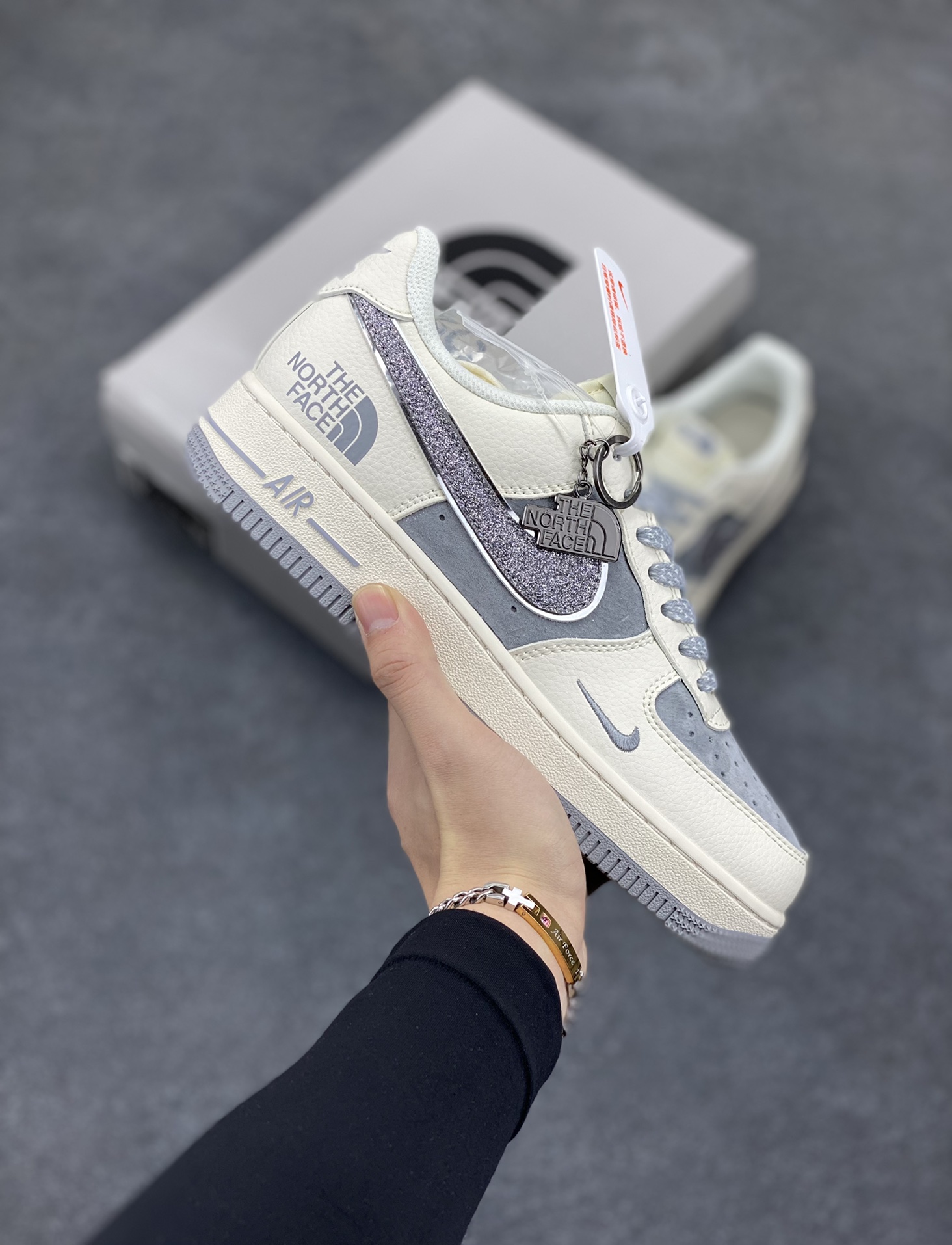 NIke Air Force 1 \’07 Low “北面联名”空军一号 低帮 运动鞋 休闲鞋 折边针车 工艺难度大 原楦头原纸板 原装鞋盒 定制五金配件 内置全掌气垫 原厂鞋底 货号：QY6818-524 尺码：36 36.5 37.5 38 38.5 39 40 40.5 41 42 42.5 43 44 44.5 45-选品中心