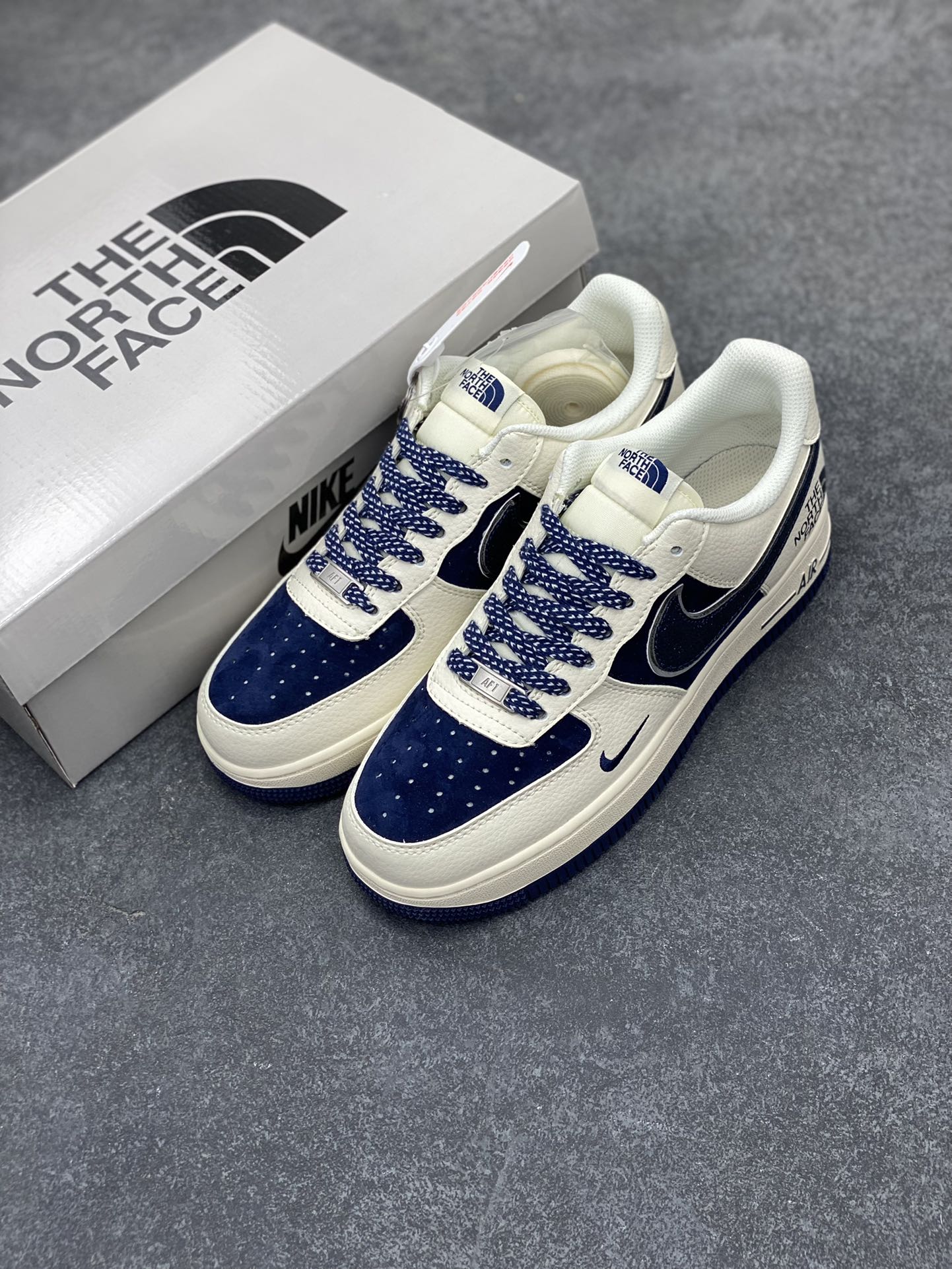 图片[8]-NIke Air Force 1 \’07 Low “北面联名”空军一号 低帮 运动鞋 休闲鞋 折边针车 工艺难度大 原楦头原纸板 原装鞋盒 定制五金配件 内置全掌气垫 原厂鞋底 货号：QY6818-525 尺码：36 36.5 37.5 38 38.5 39 40 40.5 41 42 42.5 43 44 44.5 45-选品中心