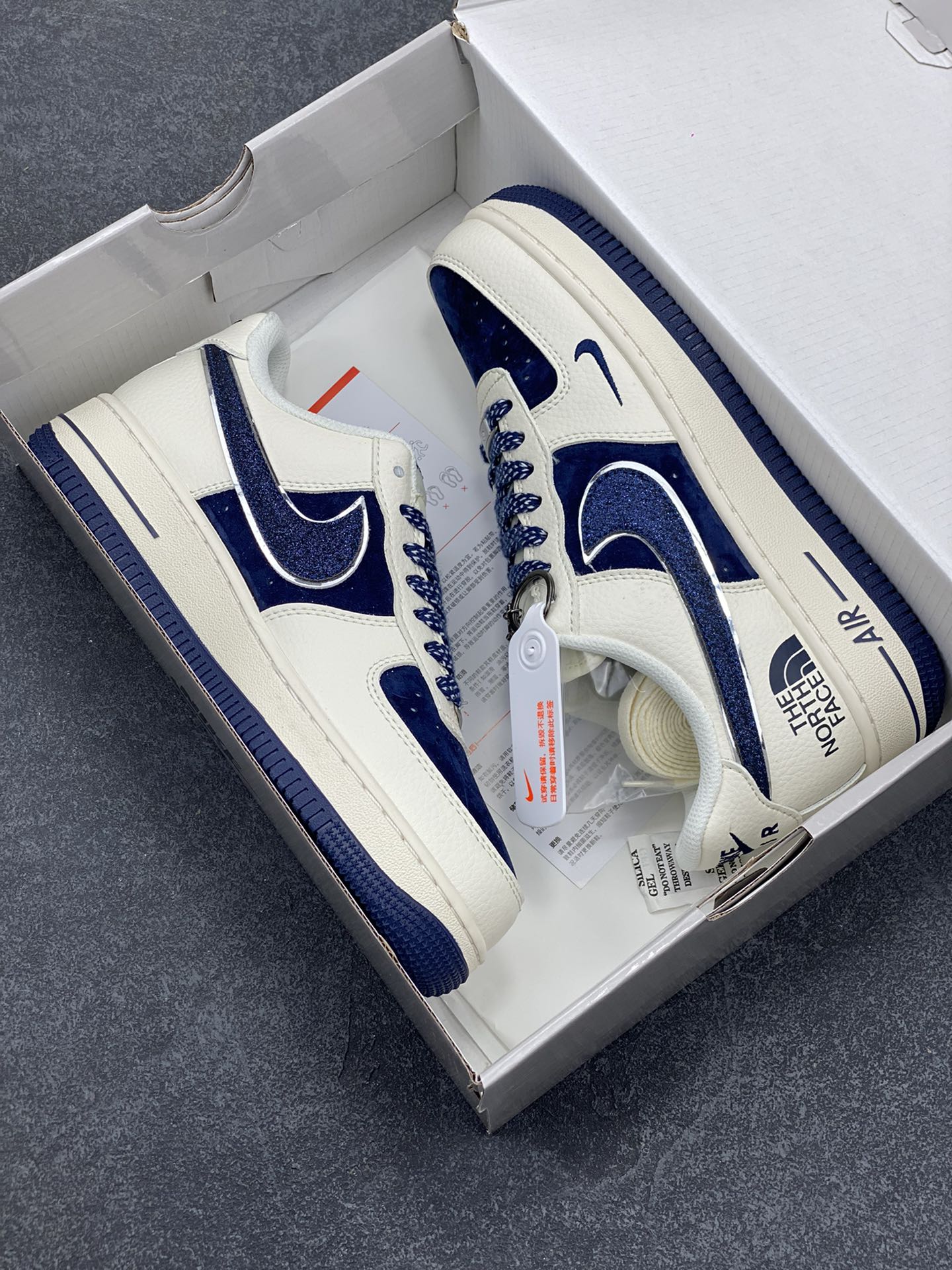 图片[9]-NIke Air Force 1 \’07 Low “北面联名”空军一号 低帮 运动鞋 休闲鞋 折边针车 工艺难度大 原楦头原纸板 原装鞋盒 定制五金配件 内置全掌气垫 原厂鞋底 货号：QY6818-525 尺码：36 36.5 37.5 38 38.5 39 40 40.5 41 42 42.5 43 44 44.5 45-选品中心