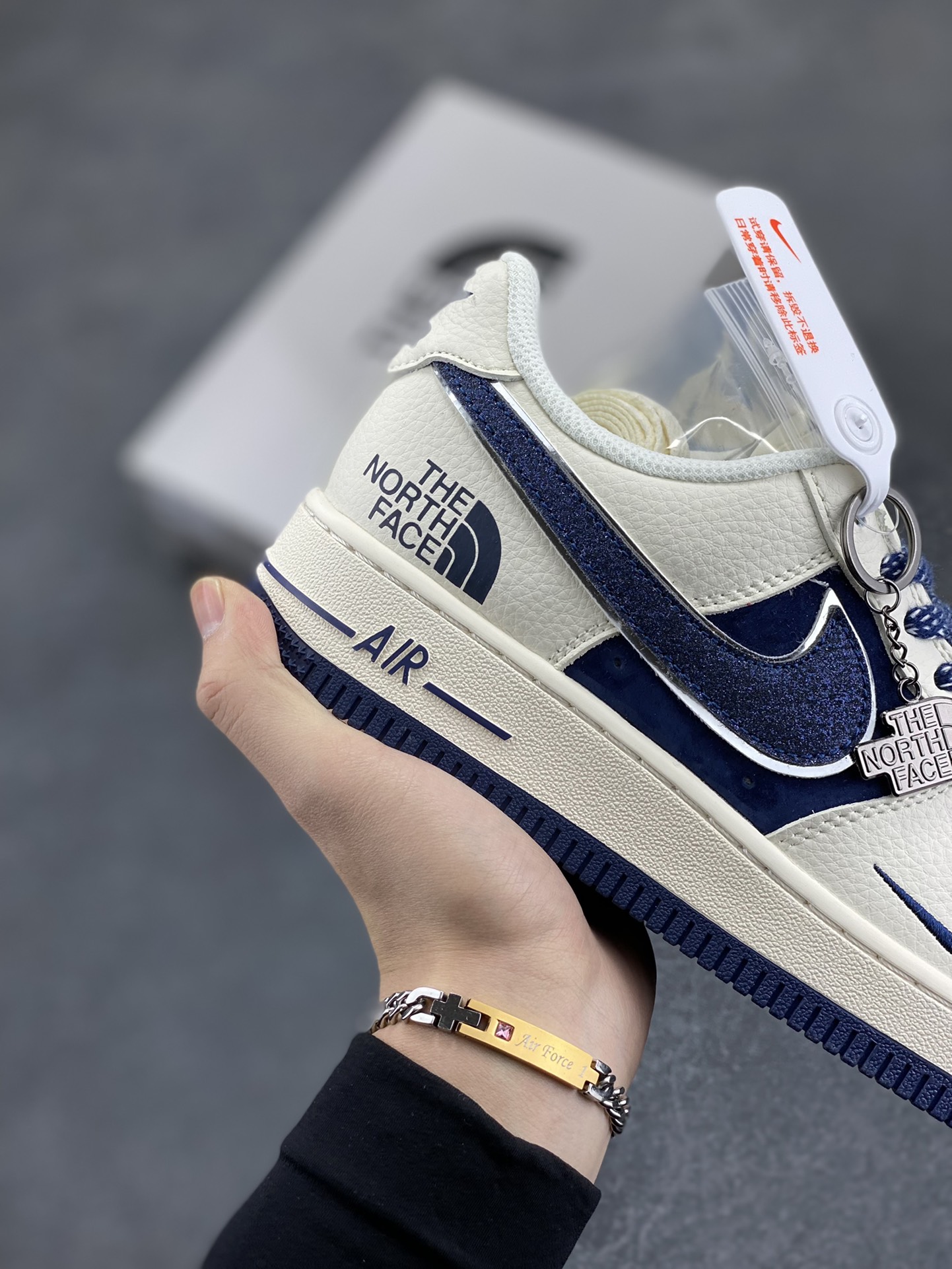 图片[6]-NIke Air Force 1 \’07 Low “北面联名”空军一号 低帮 运动鞋 休闲鞋 折边针车 工艺难度大 原楦头原纸板 原装鞋盒 定制五金配件 内置全掌气垫 原厂鞋底 货号：QY6818-525 尺码：36 36.5 37.5 38 38.5 39 40 40.5 41 42 42.5 43 44 44.5 45-选品中心