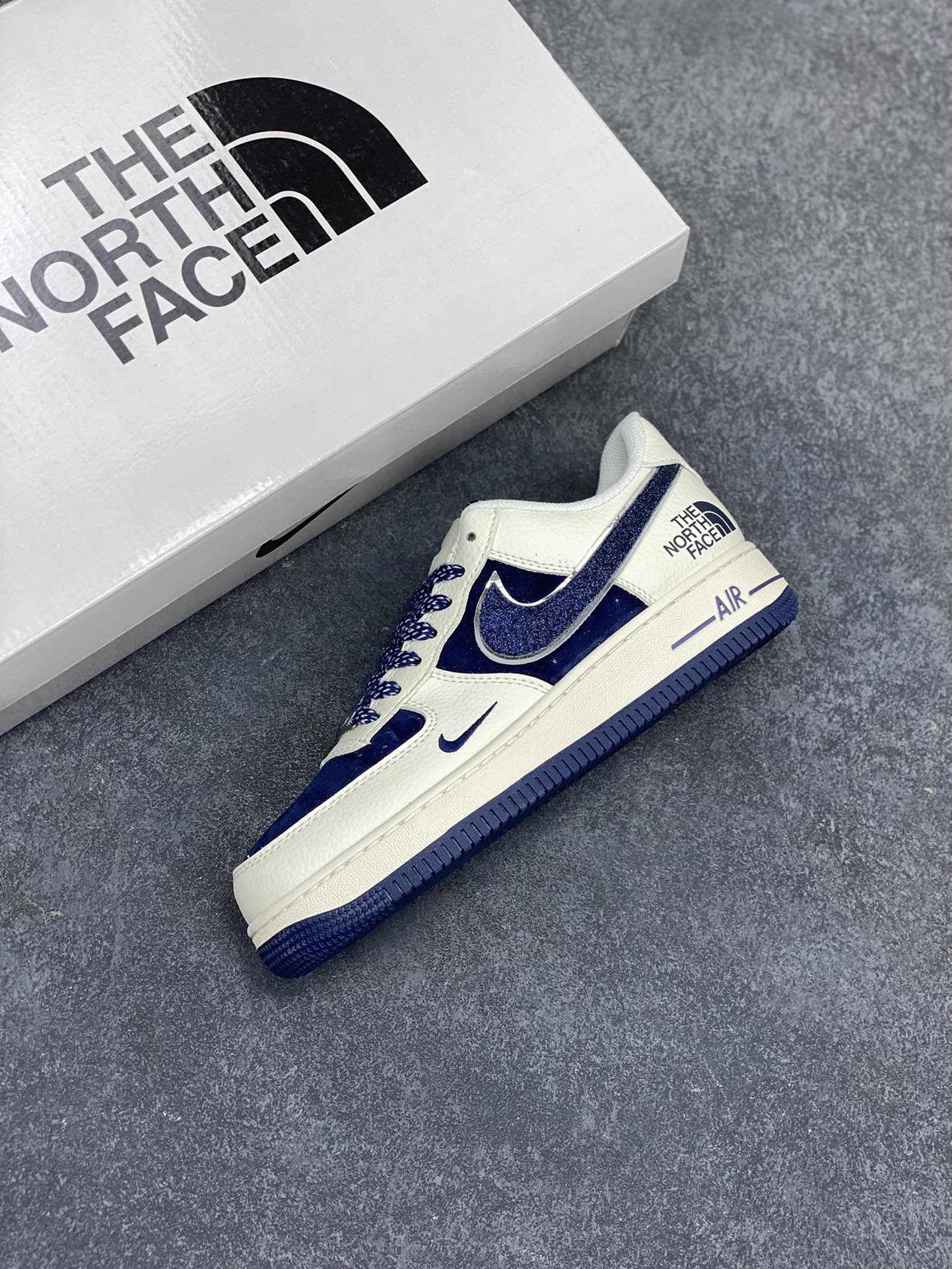 图片[7]-NIke Air Force 1 \’07 Low “北面联名”空军一号 低帮 运动鞋 休闲鞋 折边针车 工艺难度大 原楦头原纸板 原装鞋盒 定制五金配件 内置全掌气垫 原厂鞋底 货号：QY6818-525 尺码：36 36.5 37.5 38 38.5 39 40 40.5 41 42 42.5 43 44 44.5 45-选品中心