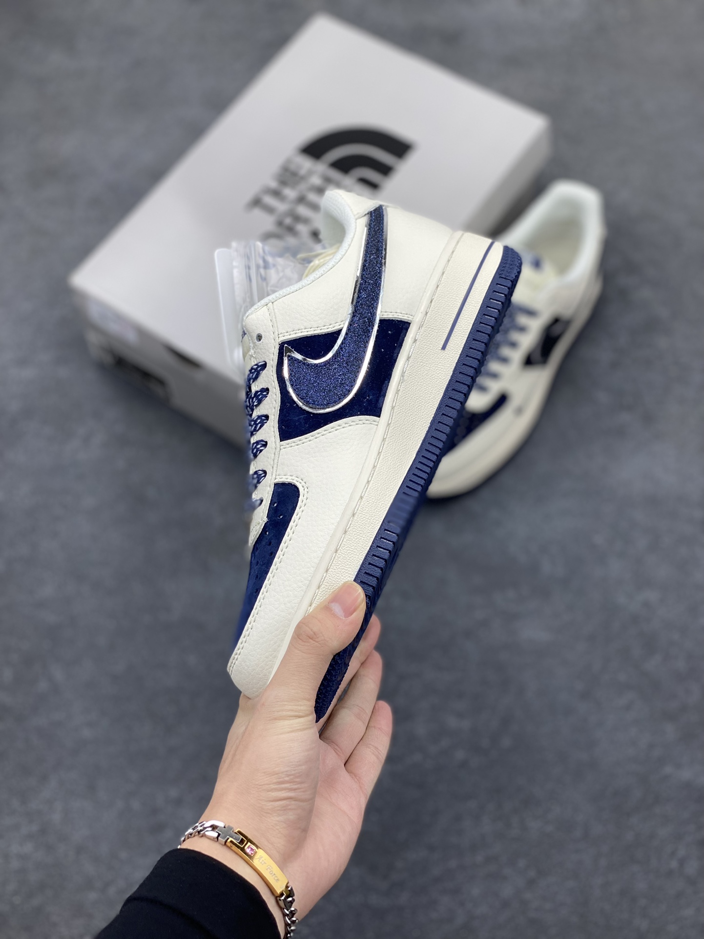 图片[3]-NIke Air Force 1 \’07 Low “北面联名”空军一号 低帮 运动鞋 休闲鞋 折边针车 工艺难度大 原楦头原纸板 原装鞋盒 定制五金配件 内置全掌气垫 原厂鞋底 货号：QY6818-525 尺码：36 36.5 37.5 38 38.5 39 40 40.5 41 42 42.5 43 44 44.5 45-选品中心
