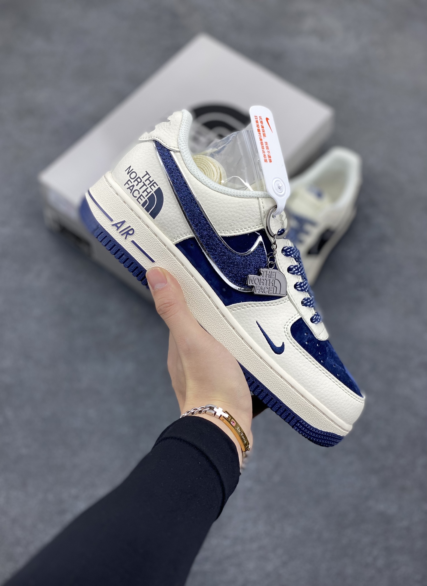 NIke Air Force 1 \’07 Low “北面联名”空军一号 低帮 运动鞋 休闲鞋 折边针车 工艺难度大 原楦头原纸板 原装鞋盒 定制五金配件 内置全掌气垫 原厂鞋底 货号:QY6818-525 尺码:36 36.5 37.5 38 38.5 39 40 40.5 41 42 42.5 43 44 44.5 45-选品中心