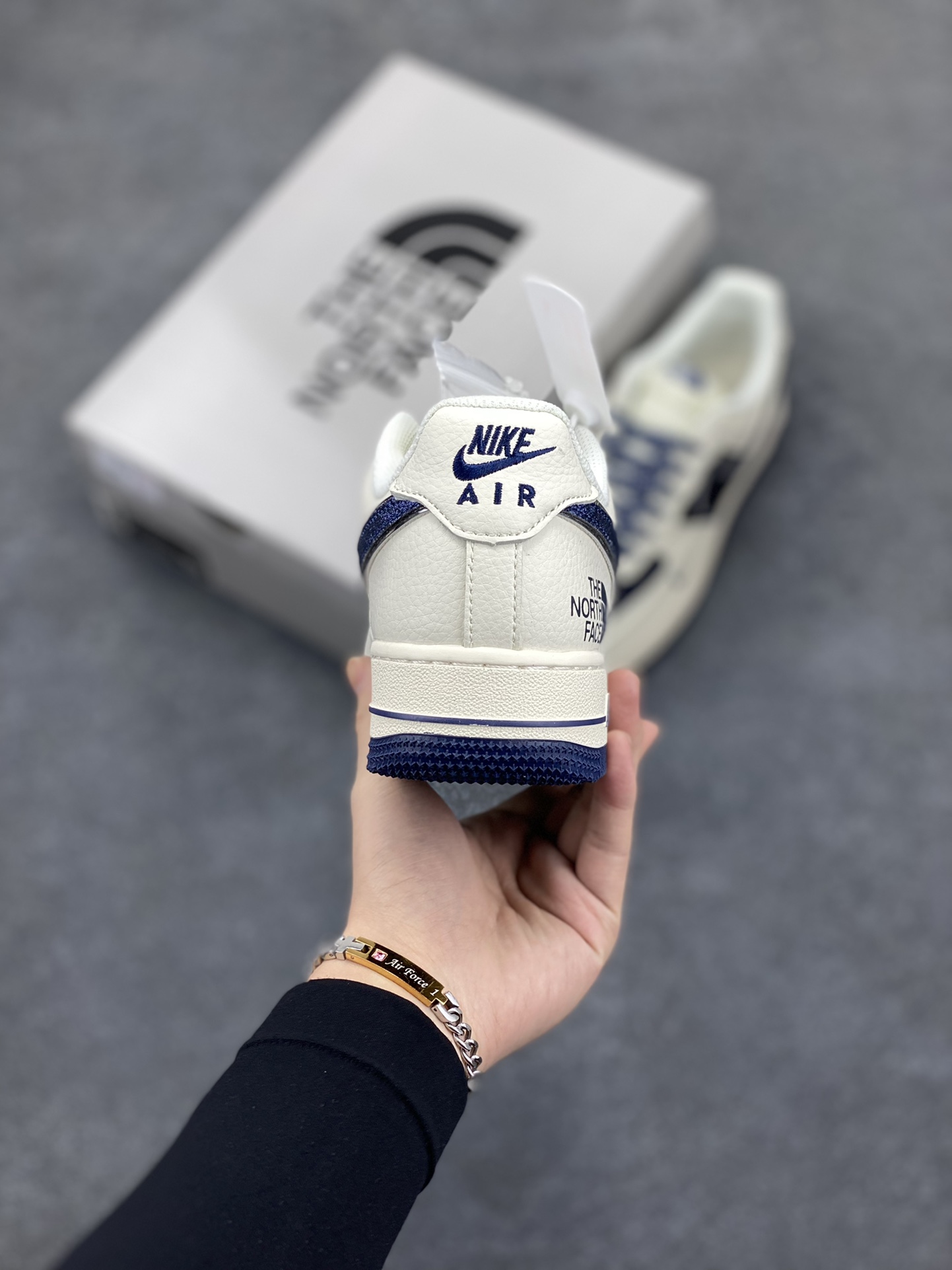 图片[4]-NIke Air Force 1 \’07 Low “北面联名”空军一号 低帮 运动鞋 休闲鞋 折边针车 工艺难度大 原楦头原纸板 原装鞋盒 定制五金配件 内置全掌气垫 原厂鞋底 货号：QY6818-525 尺码：36 36.5 37.5 38 38.5 39 40 40.5 41 42 42.5 43 44 44.5 45-选品中心