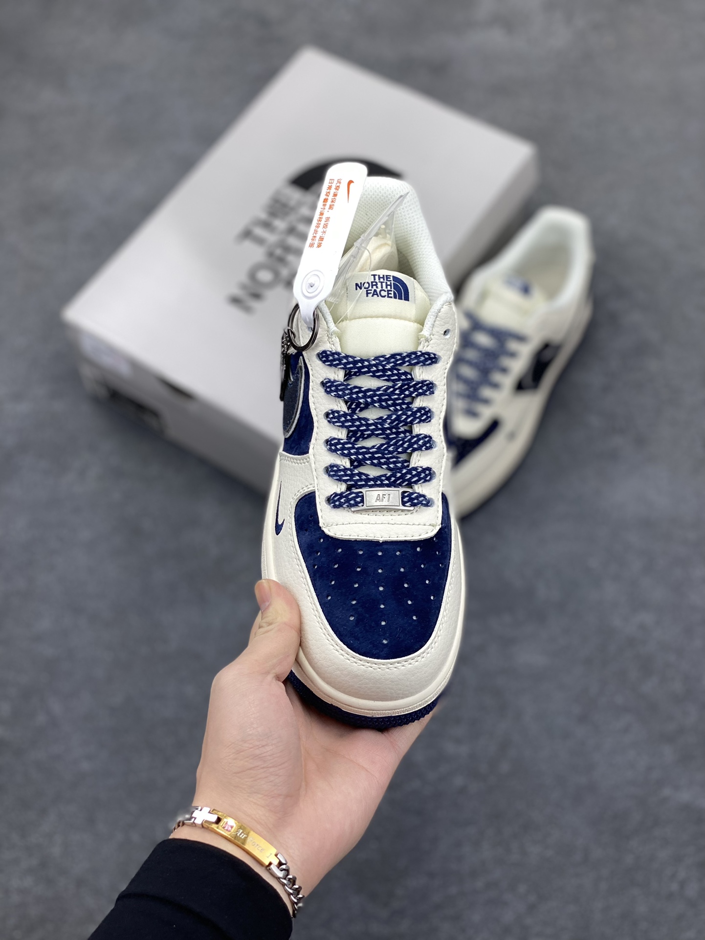 图片[2]-NIke Air Force 1 \’07 Low “北面联名”空军一号 低帮 运动鞋 休闲鞋 折边针车 工艺难度大 原楦头原纸板 原装鞋盒 定制五金配件 内置全掌气垫 原厂鞋底 货号：QY6818-525 尺码：36 36.5 37.5 38 38.5 39 40 40.5 41 42 42.5 43 44 44.5 45-选品中心