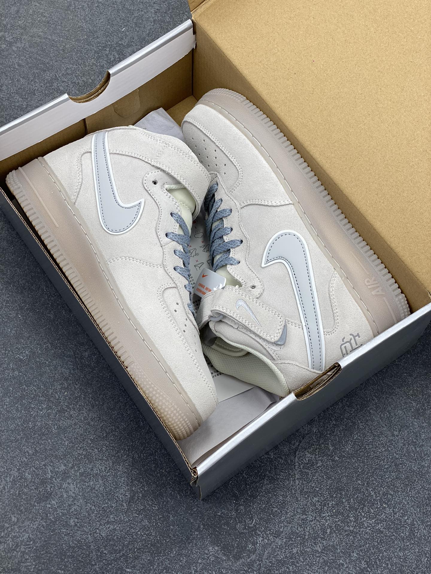 图片[9]-NIke Air Force 1 \’07 Mid 卫冕冠军六代 空军一号中帮运动休闲板鞋 客供高亮3M反光材料 进口麂皮 定制原盒 原楦头原纸板 纯正版型 原厂水晶大底 内置全掌气垫 货号：GB0902-112 尺码：36 36.5 37.5 38 38.5 39 40 40.5 41 42 42.5 43 44 44.5 45-选品中心