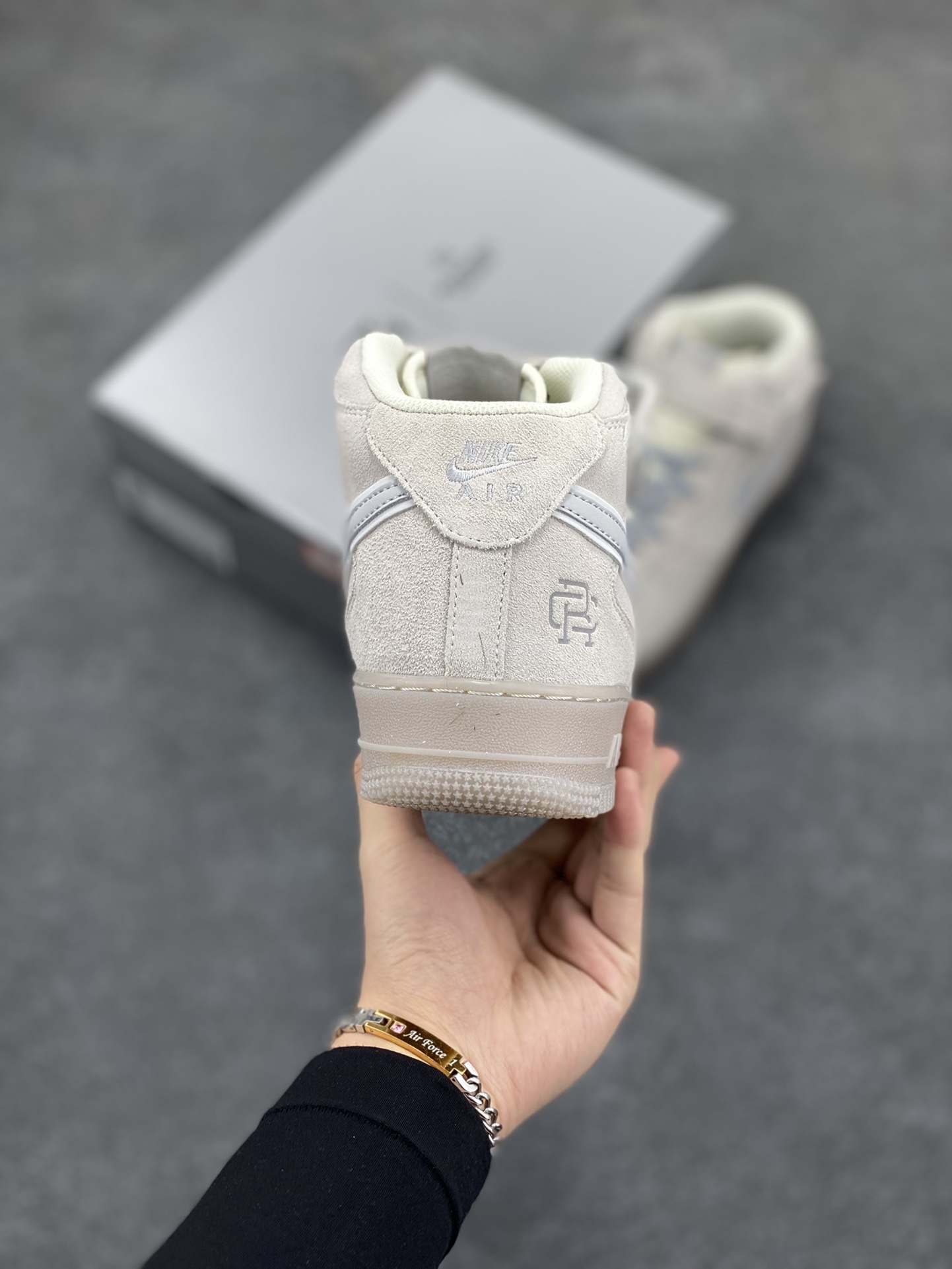图片[4]-NIke Air Force 1 \’07 Mid 卫冕冠军六代 空军一号中帮运动休闲板鞋 客供高亮3M反光材料 进口麂皮 定制原盒 原楦头原纸板 纯正版型 原厂水晶大底 内置全掌气垫 货号：GB0902-112 尺码：36 36.5 37.5 38 38.5 39 40 40.5 41 42 42.5 43 44 44.5 45-选品中心
