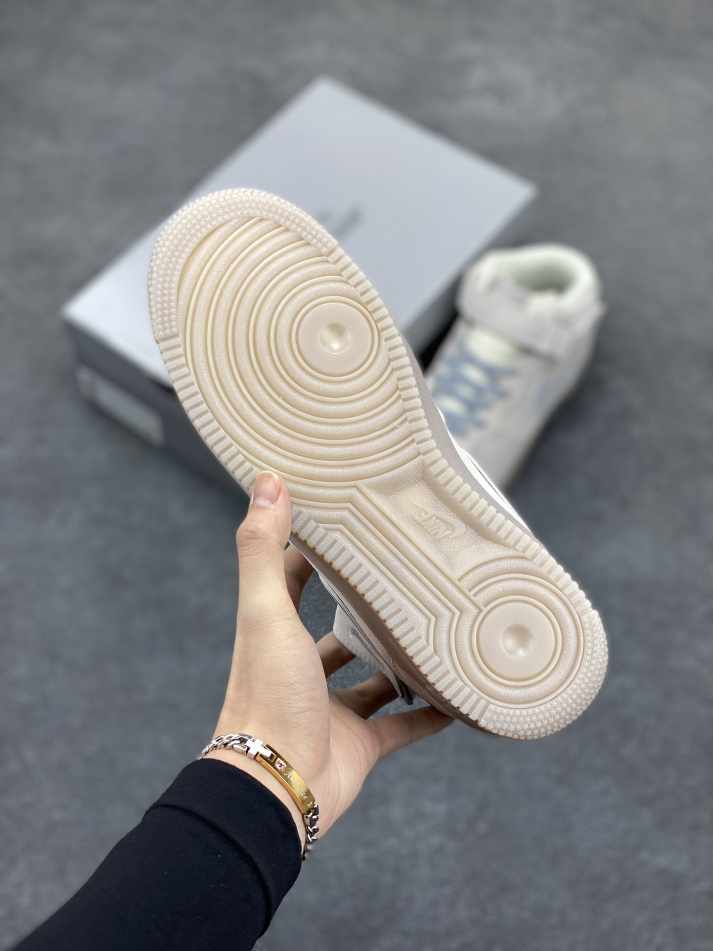 图片[5]-NIke Air Force 1 \’07 Mid 卫冕冠军六代 空军一号中帮运动休闲板鞋 客供高亮3M反光材料 进口麂皮 定制原盒 原楦头原纸板 纯正版型 原厂水晶大底 内置全掌气垫 货号：GB0902-112 尺码：36 36.5 37.5 38 38.5 39 40 40.5 41 42 42.5 43 44 44.5 45-选品中心