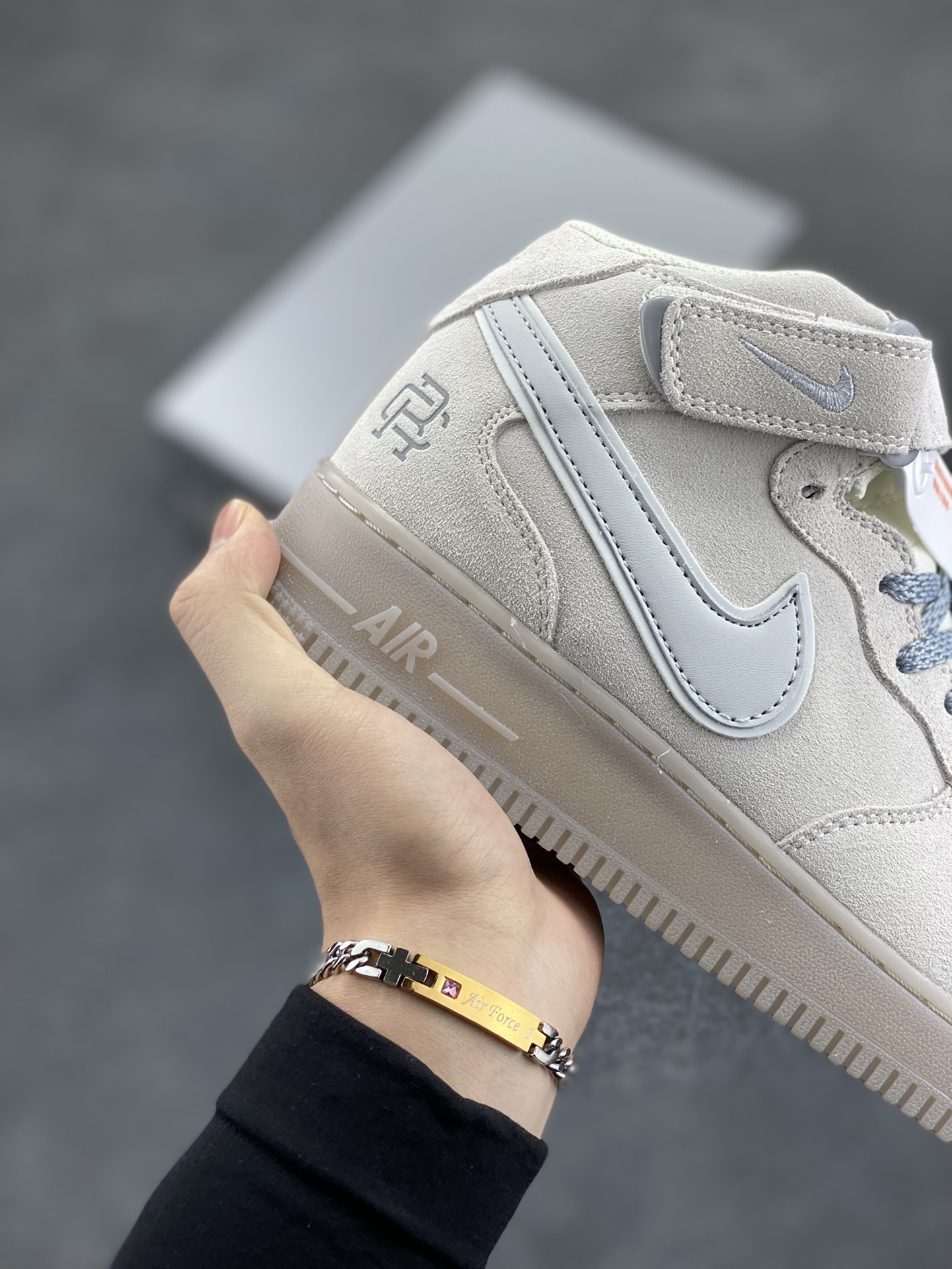 图片[6]-NIke Air Force 1 \’07 Mid 卫冕冠军六代 空军一号中帮运动休闲板鞋 客供高亮3M反光材料 进口麂皮 定制原盒 原楦头原纸板 纯正版型 原厂水晶大底 内置全掌气垫 货号：GB0902-112 尺码：36 36.5 37.5 38 38.5 39 40 40.5 41 42 42.5 43 44 44.5 45-选品中心