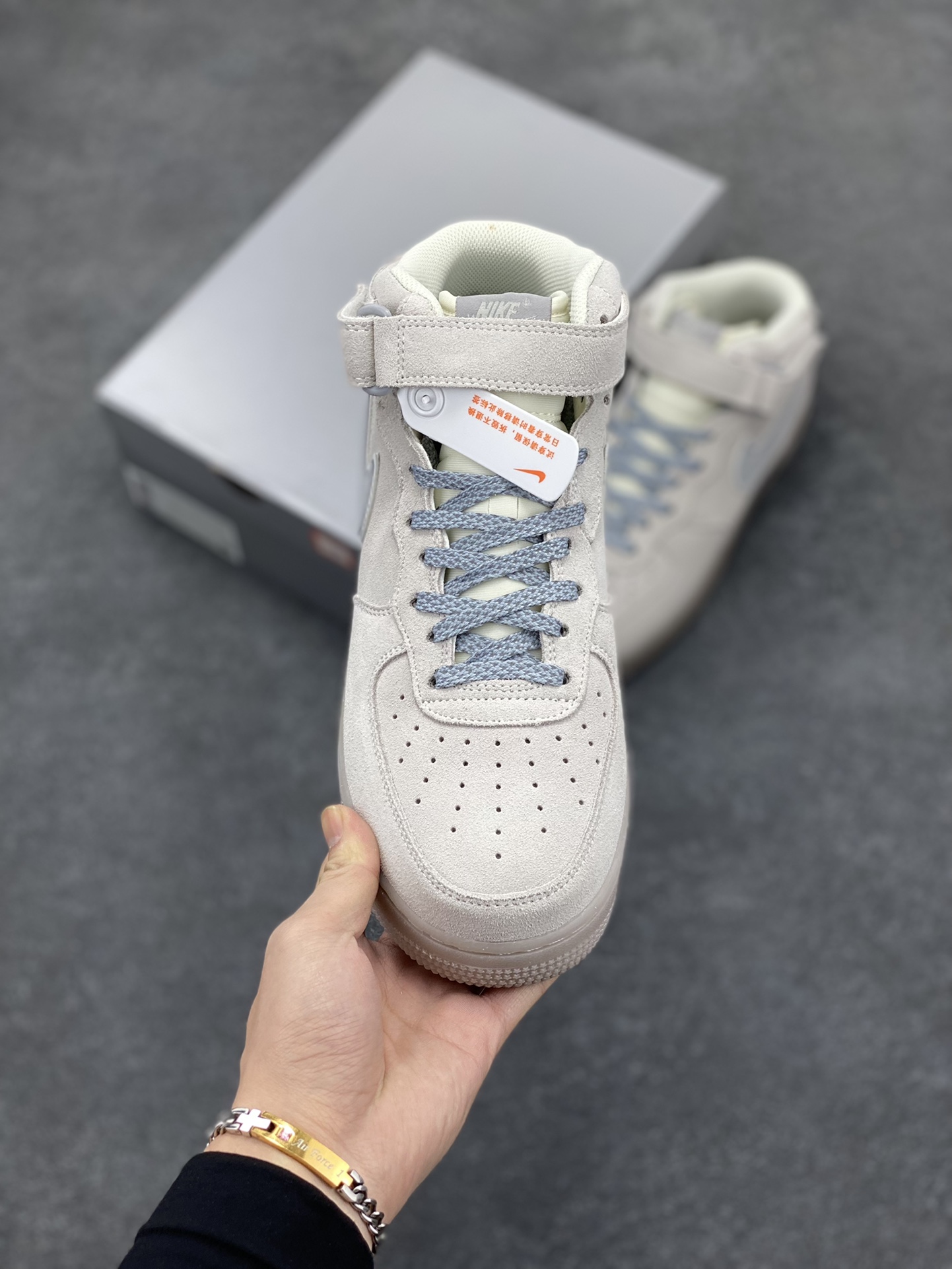 图片[2]-NIke Air Force 1 \’07 Mid 卫冕冠军六代 空军一号中帮运动休闲板鞋 客供高亮3M反光材料 进口麂皮 定制原盒 原楦头原纸板 纯正版型 原厂水晶大底 内置全掌气垫 货号：GB0902-112 尺码：36 36.5 37.5 38 38.5 39 40 40.5 41 42 42.5 43 44 44.5 45-选品中心