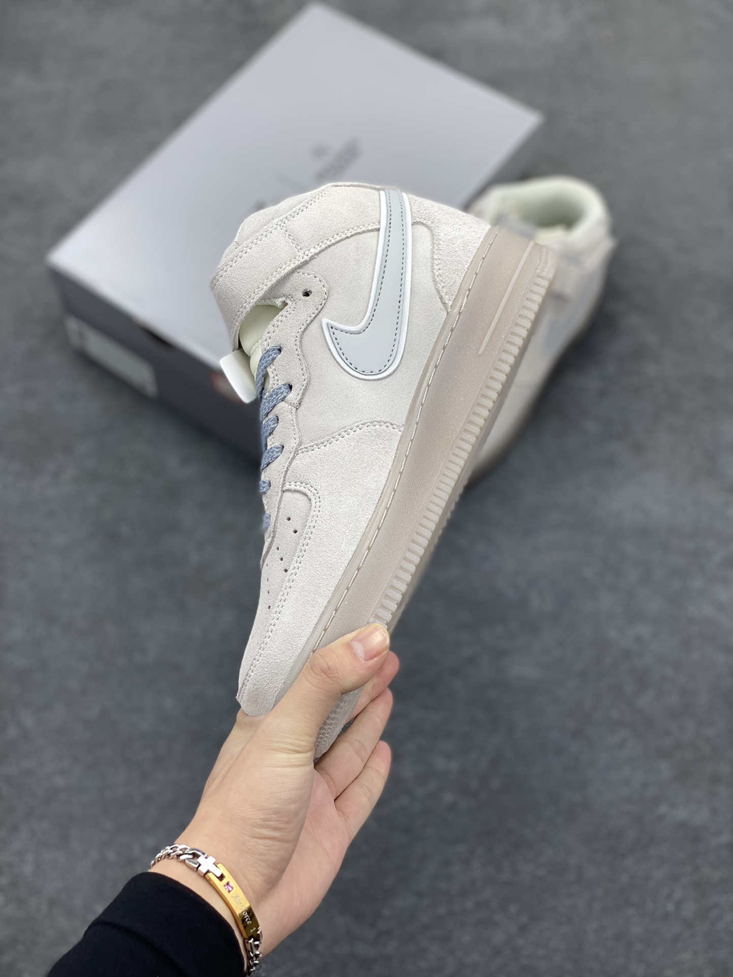 图片[3]-NIke Air Force 1 \’07 Mid 卫冕冠军六代 空军一号中帮运动休闲板鞋 客供高亮3M反光材料 进口麂皮 定制原盒 原楦头原纸板 纯正版型 原厂水晶大底 内置全掌气垫 货号：GB0902-112 尺码：36 36.5 37.5 38 38.5 39 40 40.5 41 42 42.5 43 44 44.5 45-选品中心