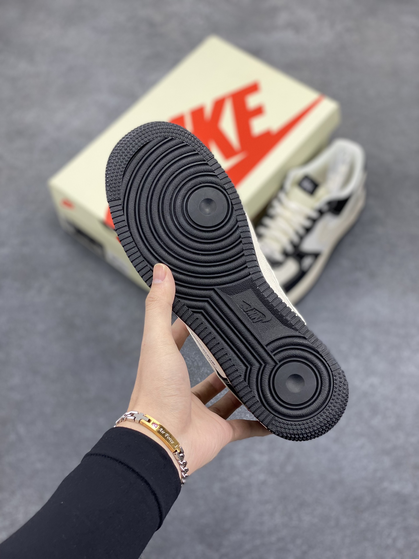 图片[5]-NIke Air Force 1 \’07 Low “斯图西联名–米黑小红标”空军一号 低帮 运动鞋 休闲鞋 折边针车 工艺难度大 原楦头原纸板 原装鞋盒 定制五金配件 内置全掌气垫 原厂鞋底 货号：SJ6698-014 尺码：36 36.5 37.5 38 38.5 39 40 40.5 41 42 42.5 43 44 44.5 45-选品中心