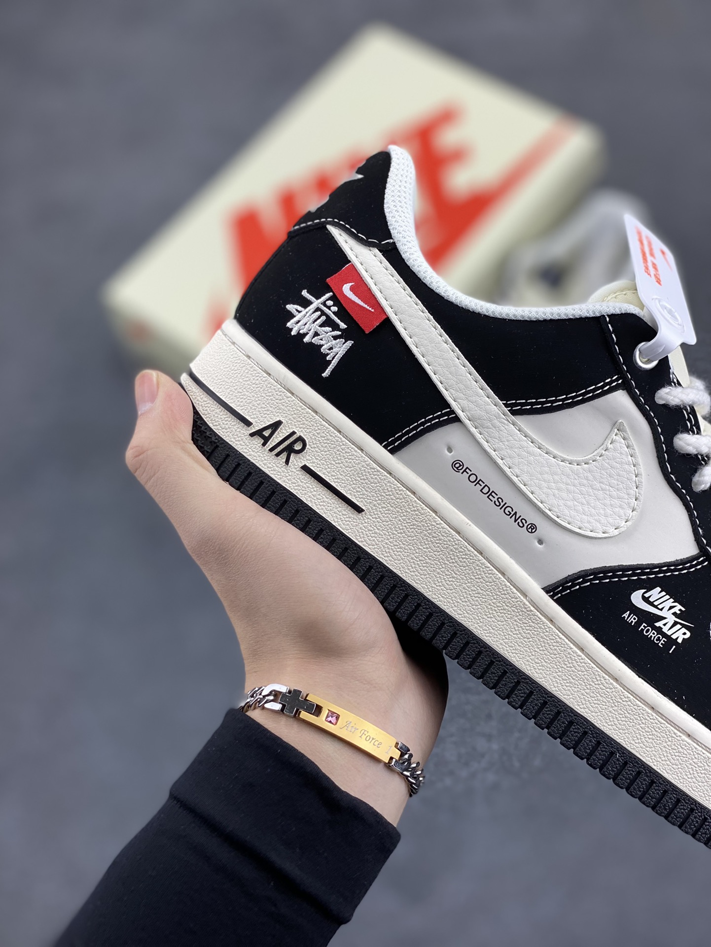 图片[6]-NIke Air Force 1 \’07 Low “斯图西联名–米黑小红标”空军一号 低帮 运动鞋 休闲鞋 折边针车 工艺难度大 原楦头原纸板 原装鞋盒 定制五金配件 内置全掌气垫 原厂鞋底 货号：SJ6698-014 尺码：36 36.5 37.5 38 38.5 39 40 40.5 41 42 42.5 43 44 44.5 45-选品中心
