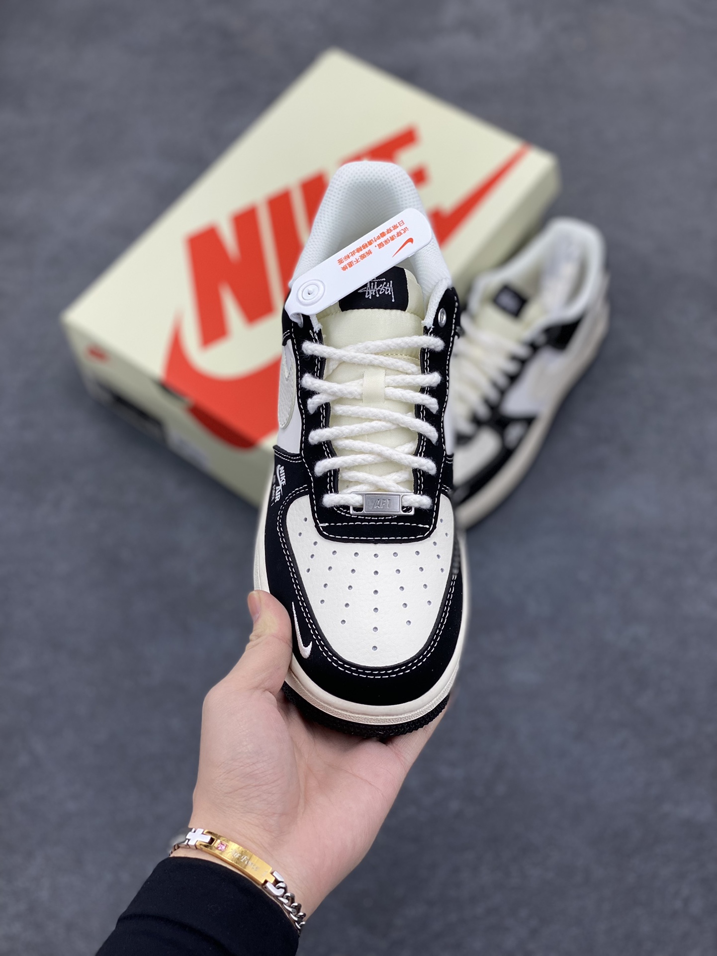 图片[2]-NIke Air Force 1 \’07 Low “斯图西联名–米黑小红标”空军一号 低帮 运动鞋 休闲鞋 折边针车 工艺难度大 原楦头原纸板 原装鞋盒 定制五金配件 内置全掌气垫 原厂鞋底 货号：SJ6698-014 尺码：36 36.5 37.5 38 38.5 39 40 40.5 41 42 42.5 43 44 44.5 45-选品中心