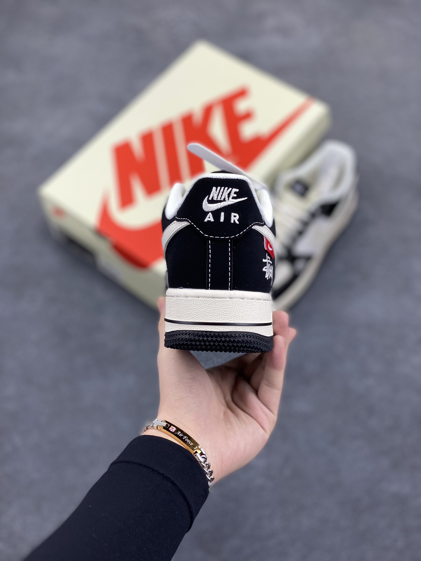 图片[4]-NIke Air Force 1 \’07 Low “斯图西联名–米黑小红标”空军一号 低帮 运动鞋 休闲鞋 折边针车 工艺难度大 原楦头原纸板 原装鞋盒 定制五金配件 内置全掌气垫 原厂鞋底 货号：SJ6698-014 尺码：36 36.5 37.5 38 38.5 39 40 40.5 41 42 42.5 43 44 44.5 45-选品中心