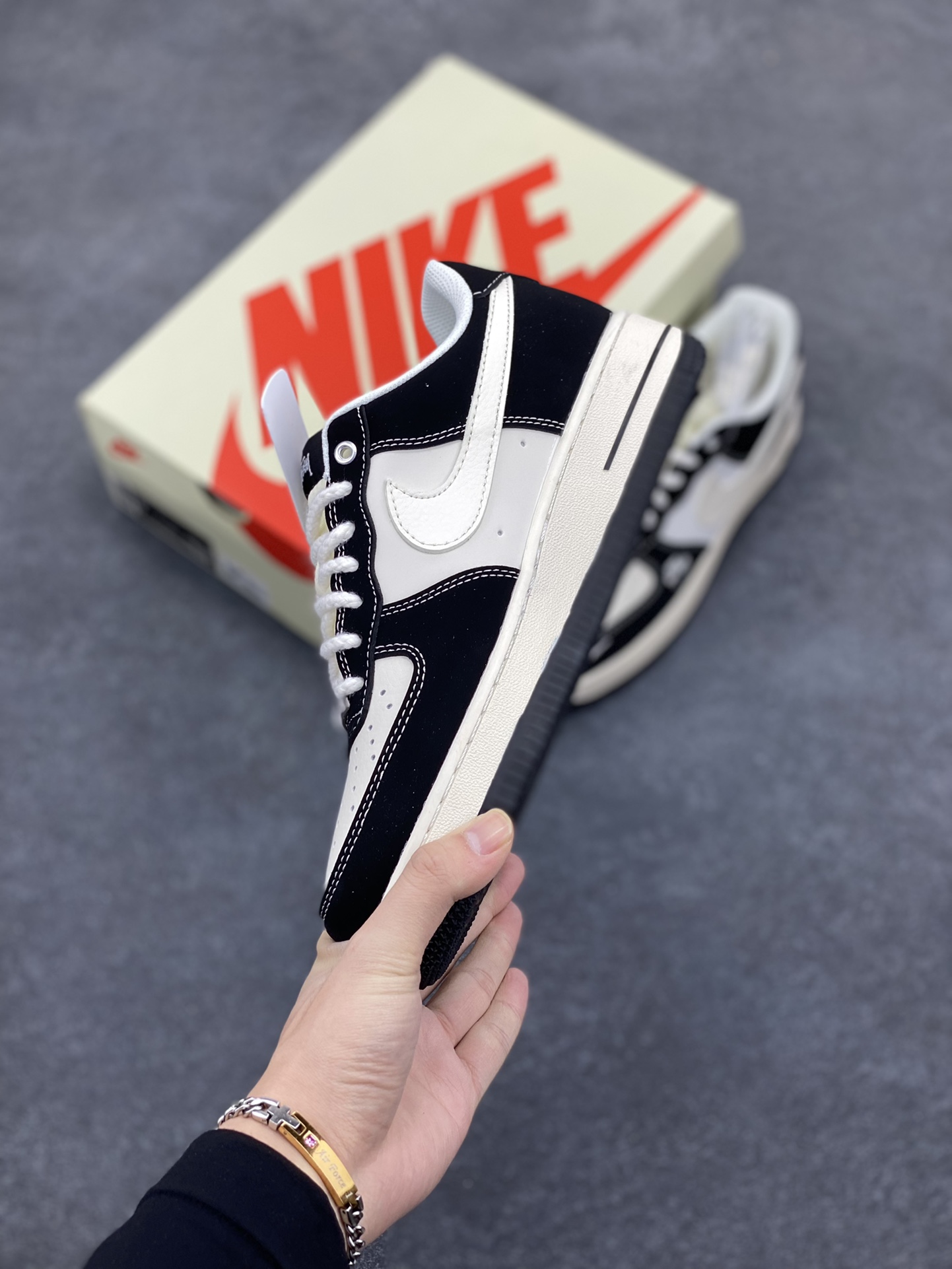 图片[3]-NIke Air Force 1 \’07 Low “斯图西联名–米黑小红标”空军一号 低帮 运动鞋 休闲鞋 折边针车 工艺难度大 原楦头原纸板 原装鞋盒 定制五金配件 内置全掌气垫 原厂鞋底 货号：SJ6698-014 尺码：36 36.5 37.5 38 38.5 39 40 40.5 41 42 42.5 43 44 44.5 45-选品中心