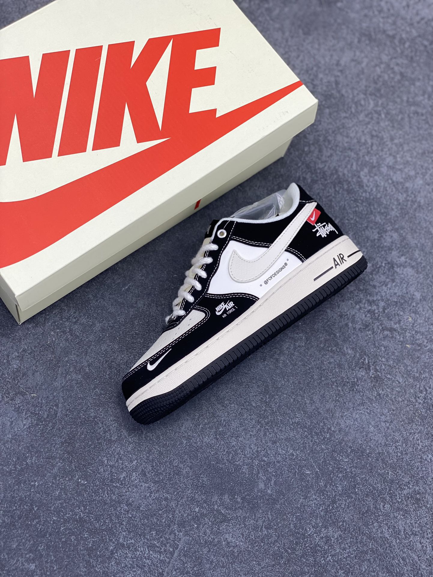 图片[7]-NIke Air Force 1 \’07 Low “斯图西联名–米黑小红标”空军一号 低帮 运动鞋 休闲鞋 折边针车 工艺难度大 原楦头原纸板 原装鞋盒 定制五金配件 内置全掌气垫 原厂鞋底 货号：SJ6698-014 尺码：36 36.5 37.5 38 38.5 39 40 40.5 41 42 42.5 43 44 44.5 45-选品中心