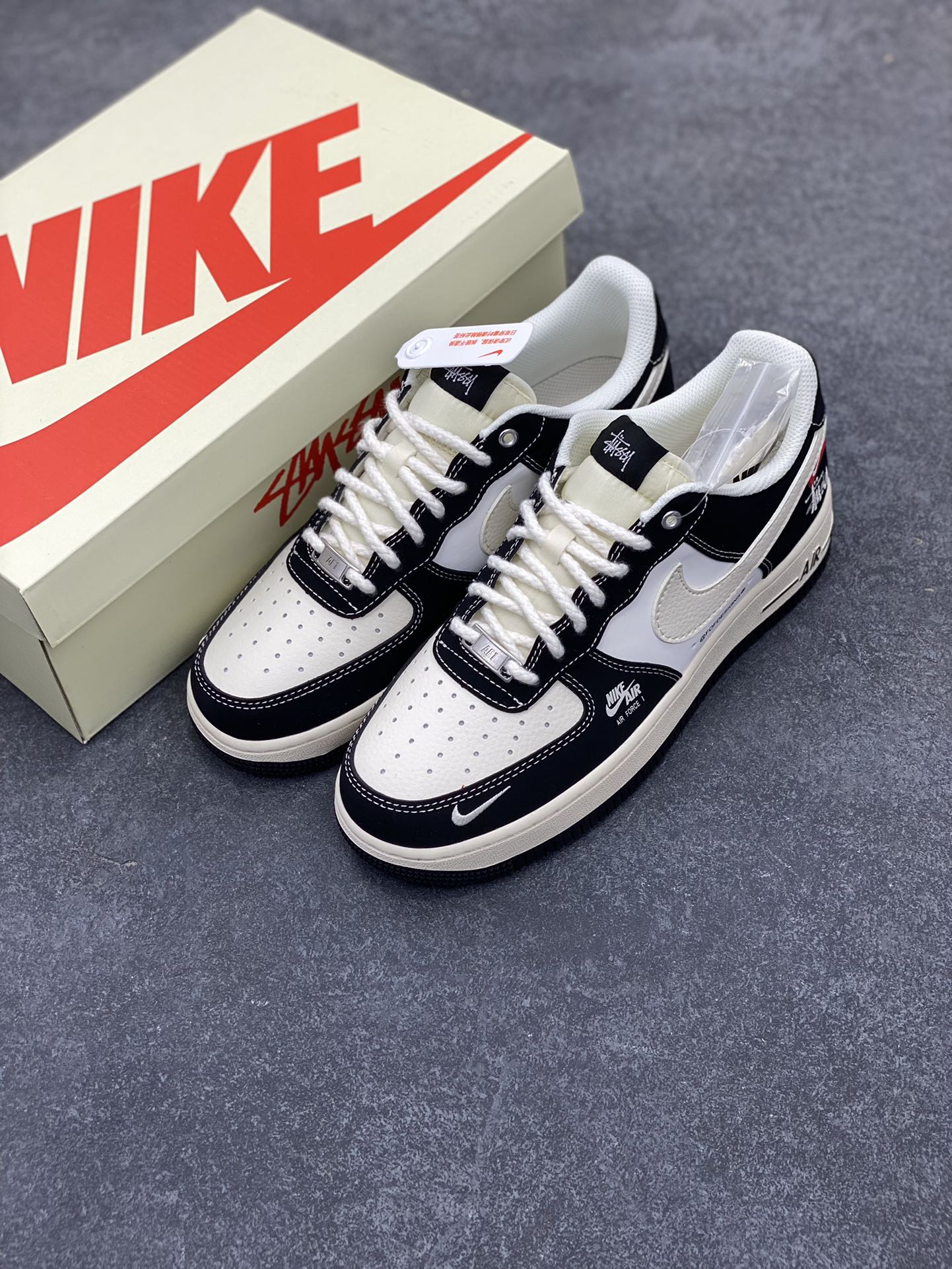 图片[8]-NIke Air Force 1 \’07 Low “斯图西联名–米黑小红标”空军一号 低帮 运动鞋 休闲鞋 折边针车 工艺难度大 原楦头原纸板 原装鞋盒 定制五金配件 内置全掌气垫 原厂鞋底 货号：SJ6698-014 尺码：36 36.5 37.5 38 38.5 39 40 40.5 41 42 42.5 43 44 44.5 45-选品中心