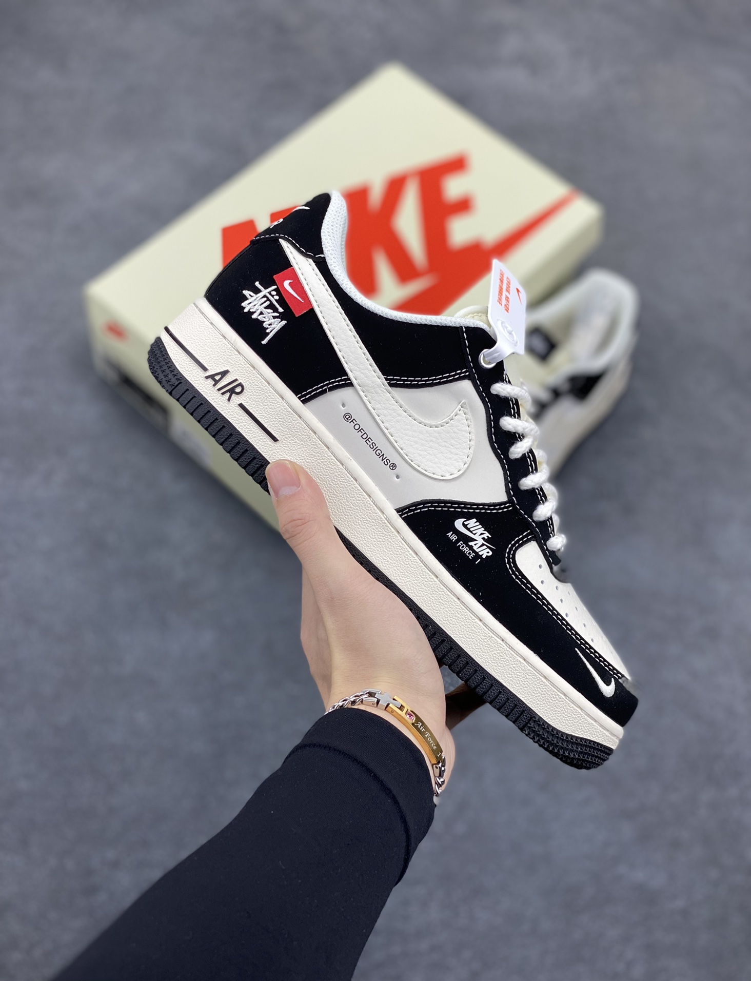 NIke Air Force 1 \’07 Low “斯图西联名–米黑小红标”空军一号 低帮 运动鞋 休闲鞋 折边针车 工艺难度大 原楦头原纸板 原装鞋盒 定制五金配件 内置全掌气垫 原厂鞋底 货号:SJ6698-014 尺码:36 36.5 37.5 38 38.5 39 40 40.5 41 42 42.5 43 44 44.5 45-选品中心