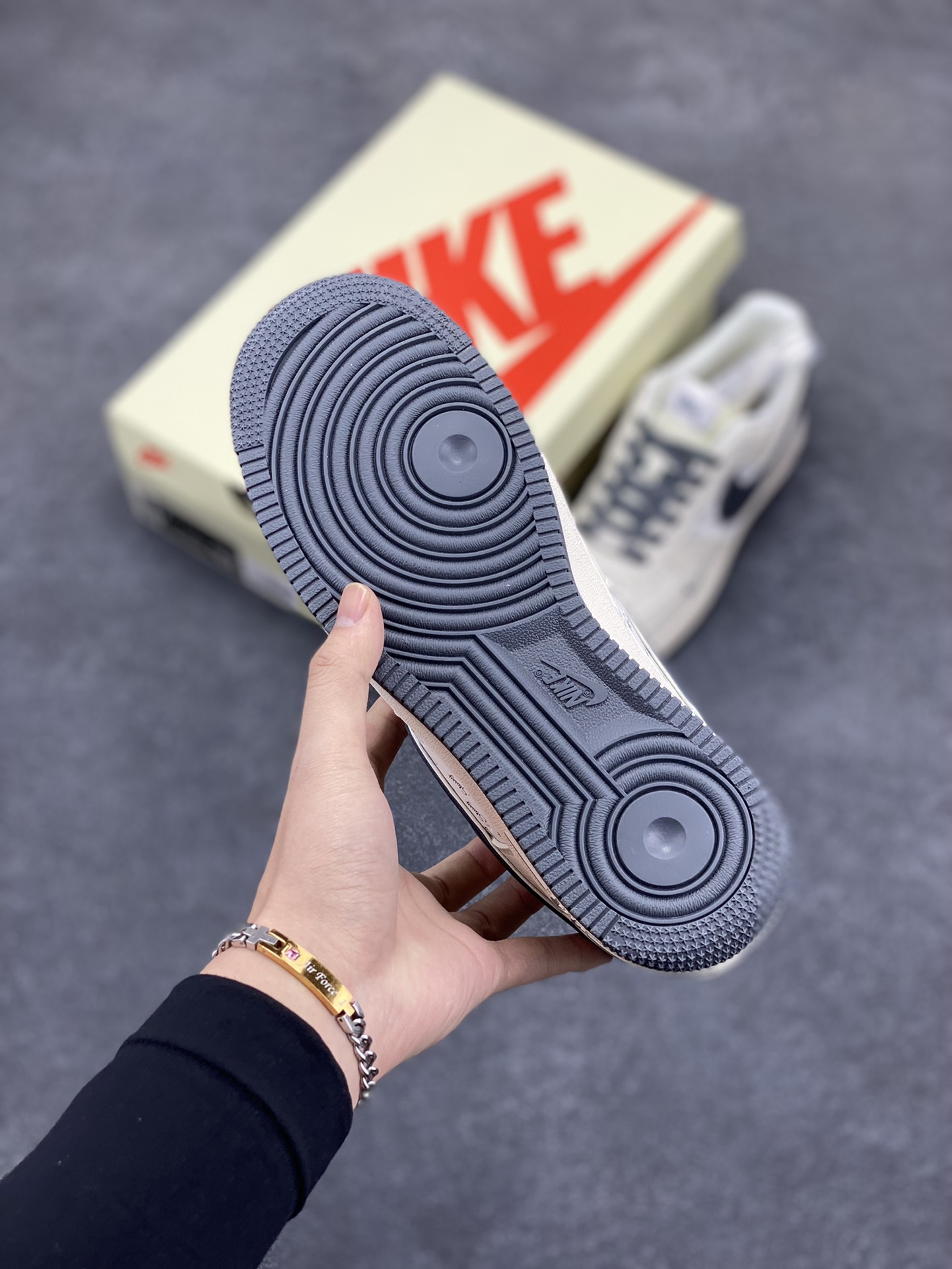 图片[5]-NIke Air Force 1 \’07 Low “斯图西联名–灰英文拼接”空军一号 低帮 运动鞋 休闲鞋 折边针车 工艺难度大 原楦头原纸板 原装鞋盒 定制五金配件 内置全掌气垫 原厂鞋底 货号：XZ3328-536 尺码：36 36.5 37.5 38 38.5 39 40 40.5 41 42 42.5 43 44 44.5 45-选品中心