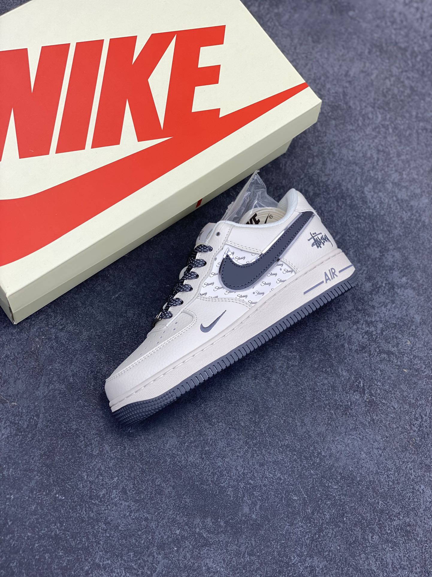 图片[7]-NIke Air Force 1 \’07 Low “斯图西联名–灰英文拼接”空军一号 低帮 运动鞋 休闲鞋 折边针车 工艺难度大 原楦头原纸板 原装鞋盒 定制五金配件 内置全掌气垫 原厂鞋底 货号：XZ3328-536 尺码：36 36.5 37.5 38 38.5 39 40 40.5 41 42 42.5 43 44 44.5 45-选品中心