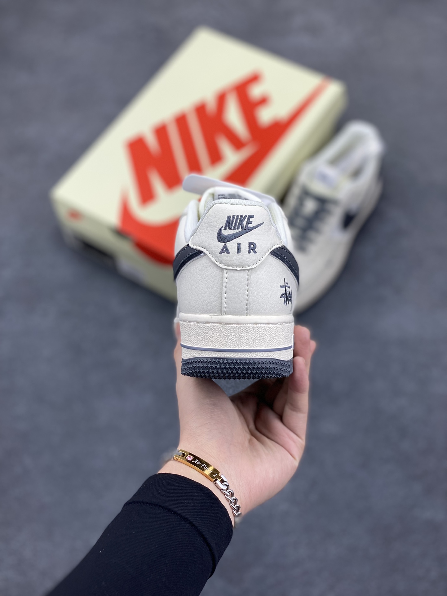 图片[4]-NIke Air Force 1 \’07 Low “斯图西联名–灰英文拼接”空军一号 低帮 运动鞋 休闲鞋 折边针车 工艺难度大 原楦头原纸板 原装鞋盒 定制五金配件 内置全掌气垫 原厂鞋底 货号：XZ3328-536 尺码：36 36.5 37.5 38 38.5 39 40 40.5 41 42 42.5 43 44 44.5 45-选品中心