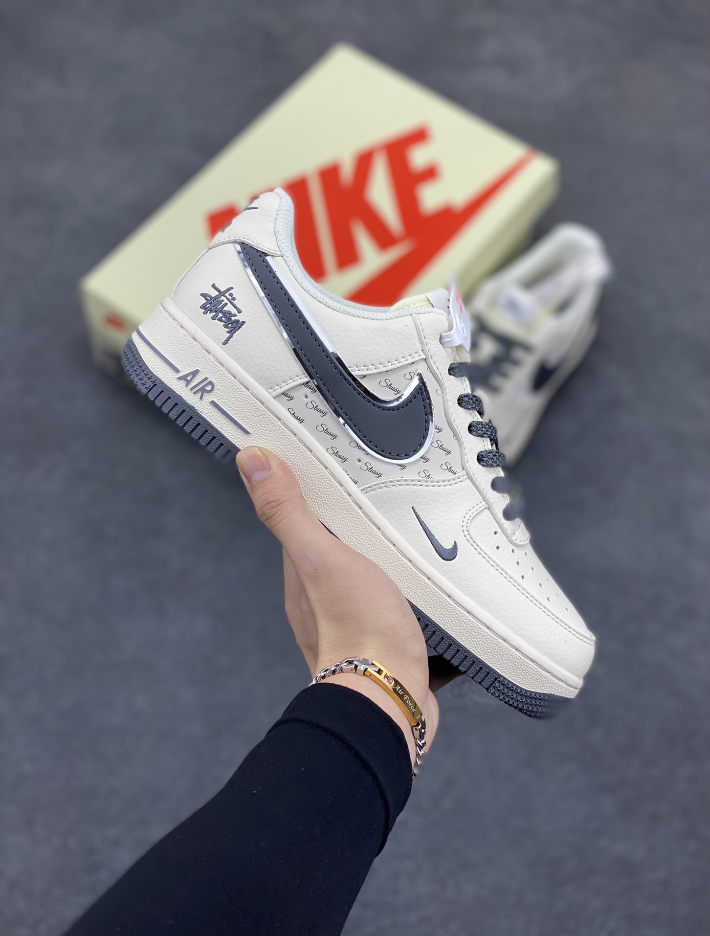 NIke Air Force 1 \’07 Low “斯图西联名–灰英文拼接”空军一号 低帮 运动鞋 休闲鞋 折边针车 工艺难度大 原楦头原纸板 原装鞋盒 定制五金配件 内置全掌气垫 原厂鞋底 货号:XZ3328-536 尺码:36 36.5 37.5 38 38.5 39 40 40.5 41 42 42.5 43 44 44.5 45-选品中心