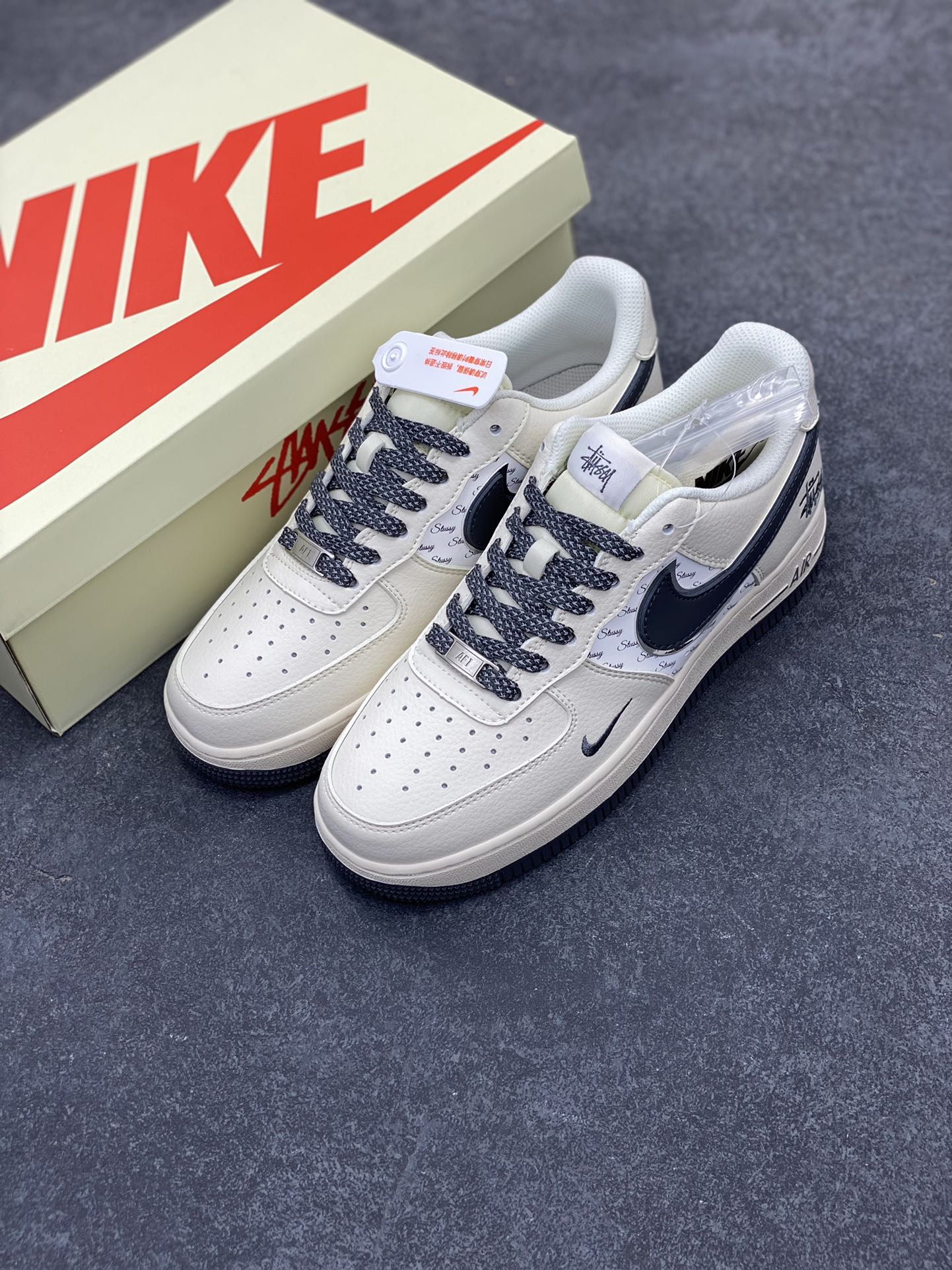 图片[8]-NIke Air Force 1 \’07 Low “斯图西联名–灰英文拼接”空军一号 低帮 运动鞋 休闲鞋 折边针车 工艺难度大 原楦头原纸板 原装鞋盒 定制五金配件 内置全掌气垫 原厂鞋底 货号：XZ3328-536 尺码：36 36.5 37.5 38 38.5 39 40 40.5 41 42 42.5 43 44 44.5 45-选品中心
