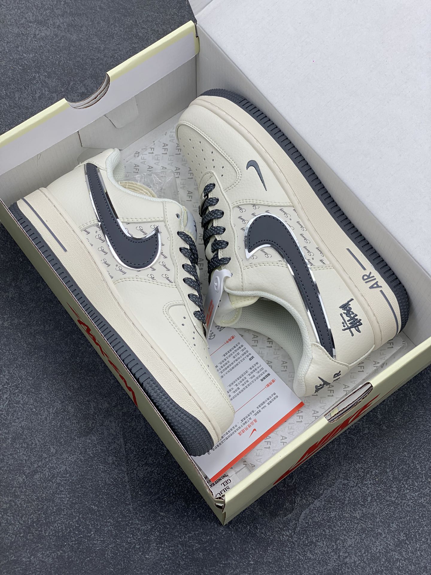 图片[9]-NIke Air Force 1 \’07 Low “斯图西联名–灰英文拼接”空军一号 低帮 运动鞋 休闲鞋 折边针车 工艺难度大 原楦头原纸板 原装鞋盒 定制五金配件 内置全掌气垫 原厂鞋底 货号：XZ3328-536 尺码：36 36.5 37.5 38 38.5 39 40 40.5 41 42 42.5 43 44 44.5 45-选品中心