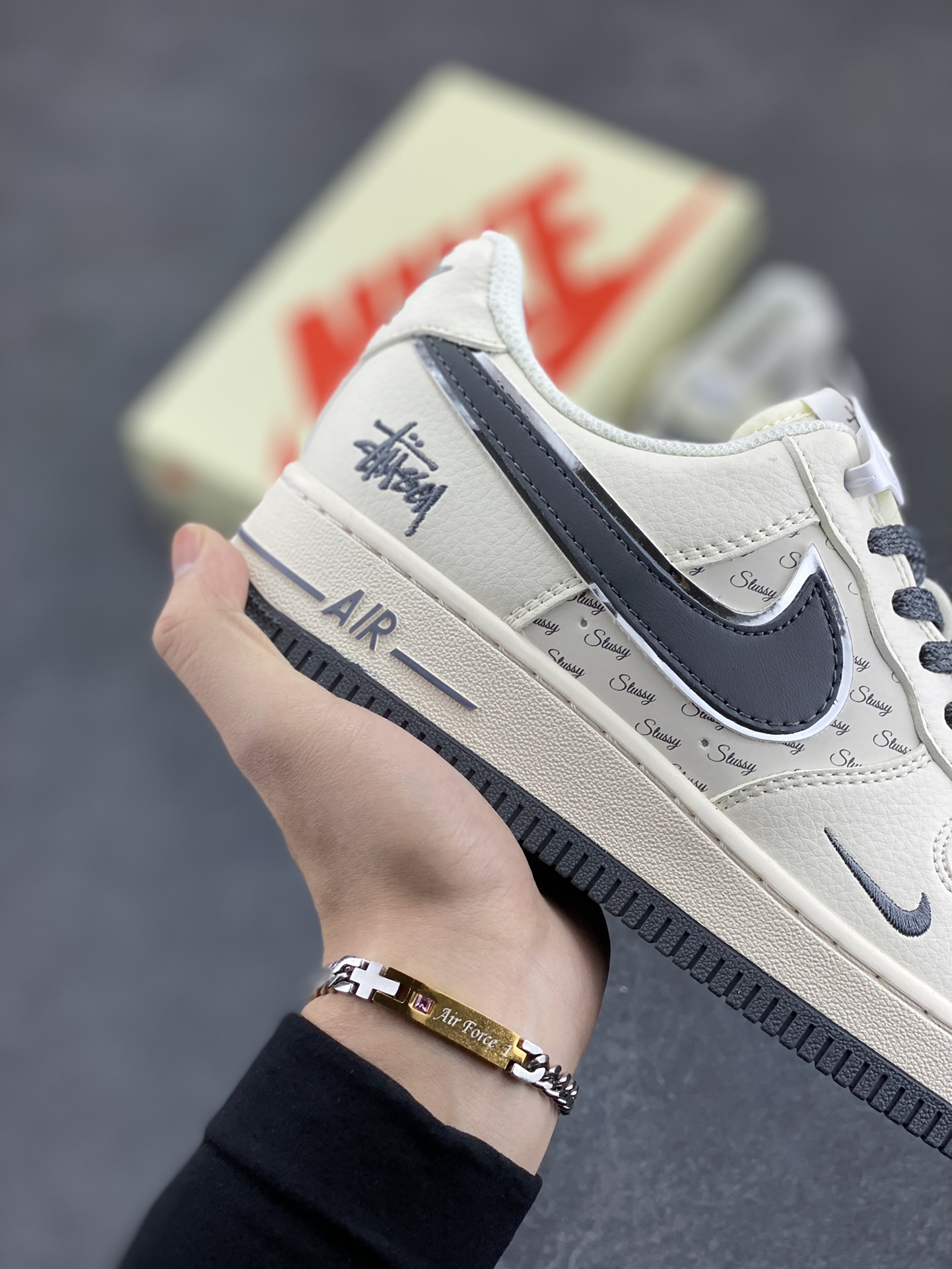 图片[6]-NIke Air Force 1 \’07 Low “斯图西联名–灰英文拼接”空军一号 低帮 运动鞋 休闲鞋 折边针车 工艺难度大 原楦头原纸板 原装鞋盒 定制五金配件 内置全掌气垫 原厂鞋底 货号：XZ3328-536 尺码：36 36.5 37.5 38 38.5 39 40 40.5 41 42 42.5 43 44 44.5 45-选品中心