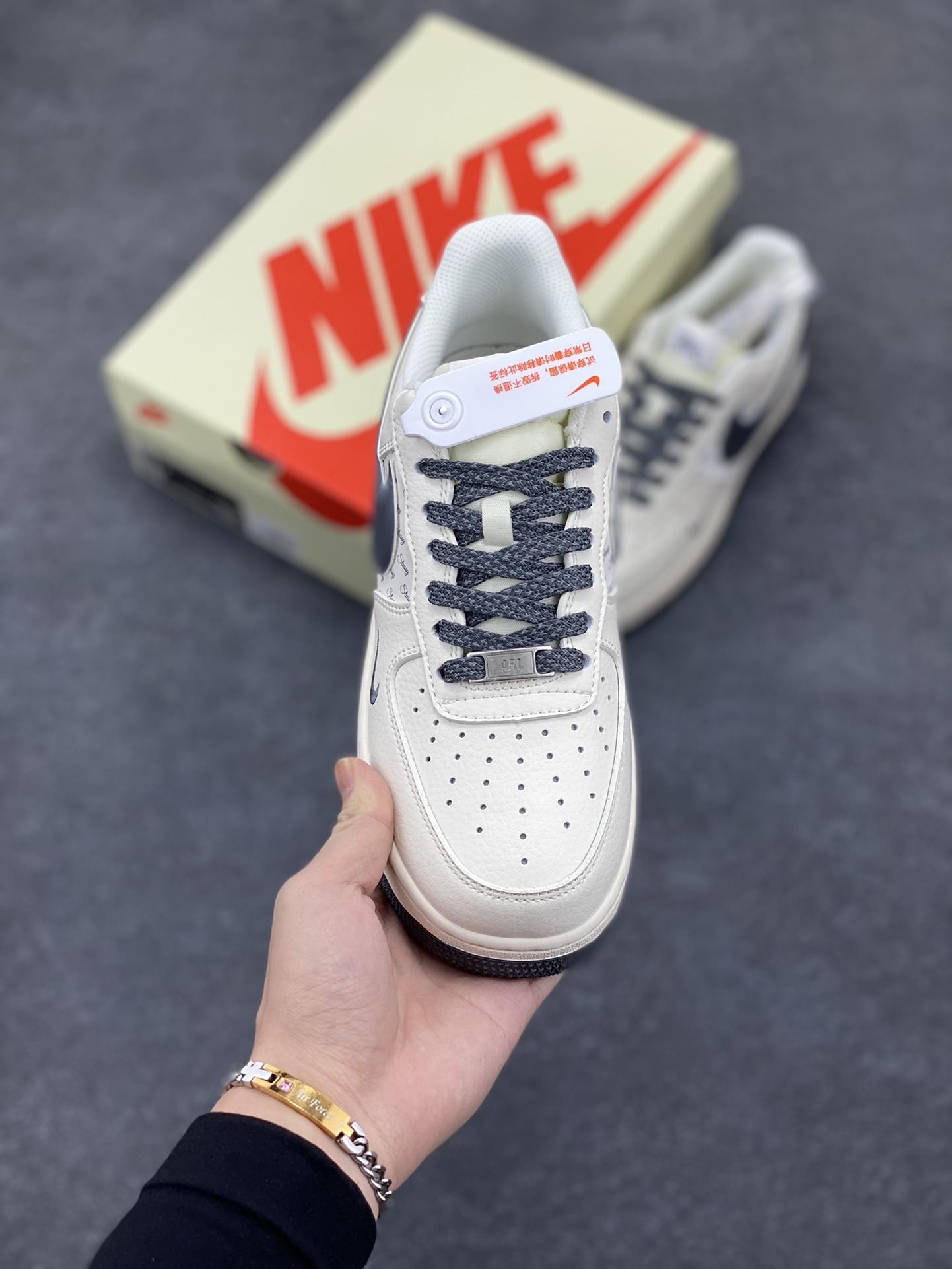 图片[2]-NIke Air Force 1 \’07 Low “斯图西联名–灰英文拼接”空军一号 低帮 运动鞋 休闲鞋 折边针车 工艺难度大 原楦头原纸板 原装鞋盒 定制五金配件 内置全掌气垫 原厂鞋底 货号：XZ3328-536 尺码：36 36.5 37.5 38 38.5 39 40 40.5 41 42 42.5 43 44 44.5 45-选品中心
