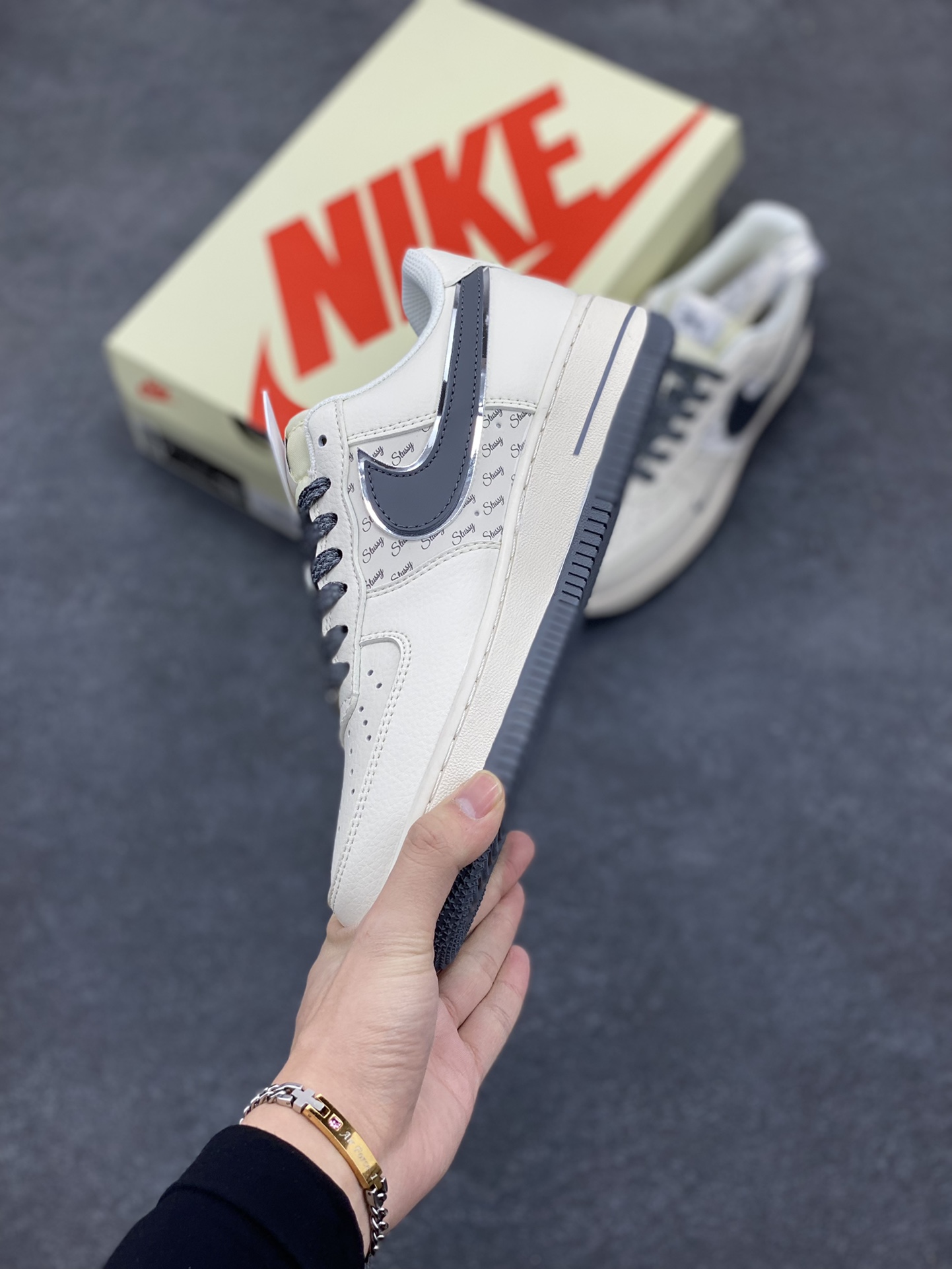 图片[3]-NIke Air Force 1 \’07 Low “斯图西联名–灰英文拼接”空军一号 低帮 运动鞋 休闲鞋 折边针车 工艺难度大 原楦头原纸板 原装鞋盒 定制五金配件 内置全掌气垫 原厂鞋底 货号：XZ3328-536 尺码：36 36.5 37.5 38 38.5 39 40 40.5 41 42 42.5 43 44 44.5 45-选品中心