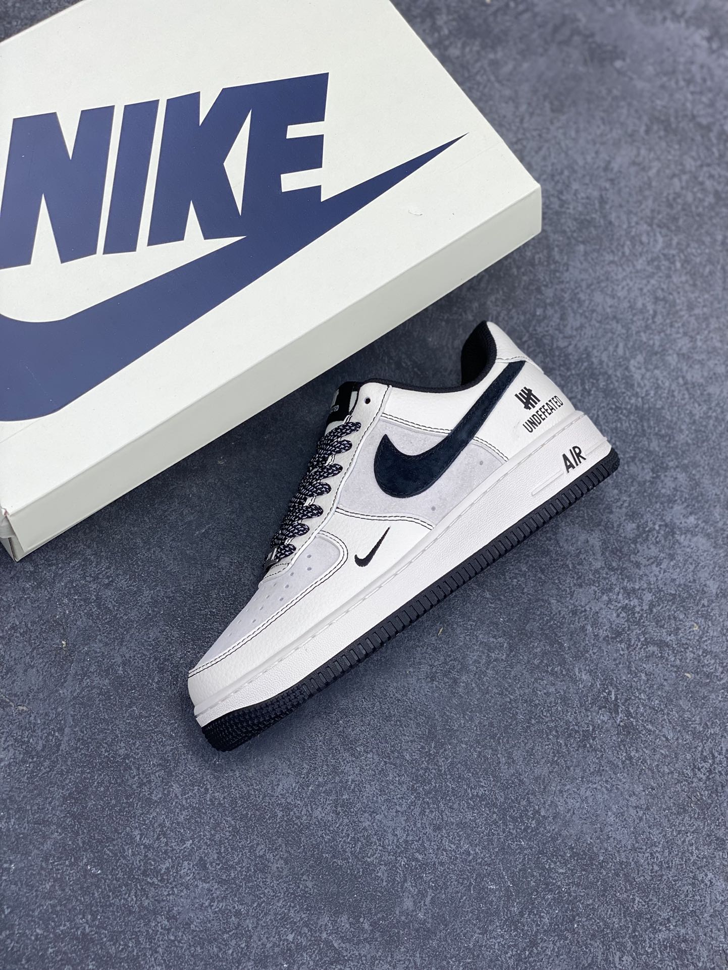 图片[7]-NIke Air Force 1 \’07 Low “UN联名–猪八米黑线”空军一号 低帮 运动鞋 休闲鞋 折边针车 工艺难度大 原楦头原纸板 原装鞋盒 定制五金配件 内置全掌气垫 原厂鞋底 货号：BB7518-017 尺码：36 36.5 37.5 38 38.5 39 40 40.5 41 42 42.5 43 44 44.5 45-选品中心