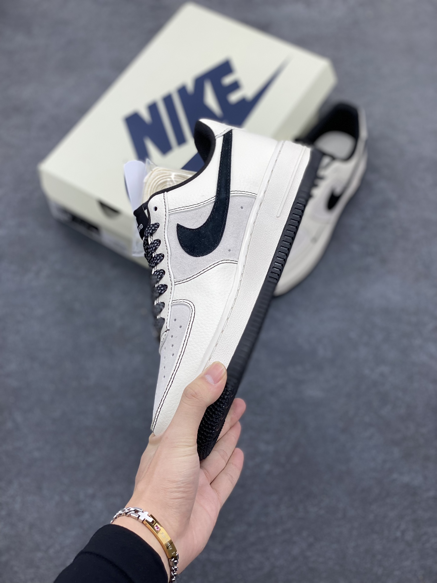 图片[3]-NIke Air Force 1 \’07 Low “UN联名–猪八米黑线”空军一号 低帮 运动鞋 休闲鞋 折边针车 工艺难度大 原楦头原纸板 原装鞋盒 定制五金配件 内置全掌气垫 原厂鞋底 货号：BB7518-017 尺码：36 36.5 37.5 38 38.5 39 40 40.5 41 42 42.5 43 44 44.5 45-选品中心