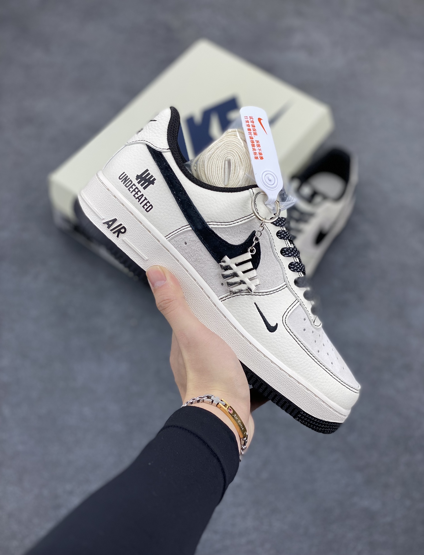 NIke Air Force 1 \'07 Low “UN联名--猪八米黑线”空军一号 低帮 运动鞋 休闲鞋 折边针车 工艺难度大 原楦头原纸板 原装鞋盒 定制五金配件 内置全掌气垫 原厂鞋底 货号：BB7518-017 尺码：36 36.5 37.5 38 38.5 39 40 40.5 41 42 42.5 43 44 44.5 45-选品中心