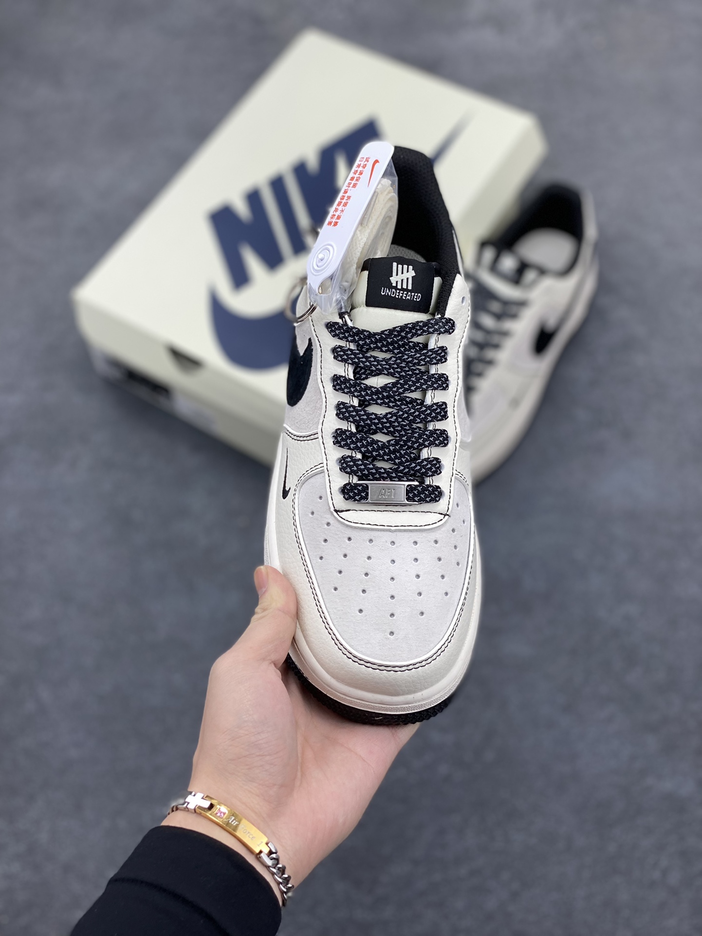 图片[2]-NIke Air Force 1 \’07 Low “UN联名–猪八米黑线”空军一号 低帮 运动鞋 休闲鞋 折边针车 工艺难度大 原楦头原纸板 原装鞋盒 定制五金配件 内置全掌气垫 原厂鞋底 货号：BB7518-017 尺码：36 36.5 37.5 38 38.5 39 40 40.5 41 42 42.5 43 44 44.5 45-选品中心