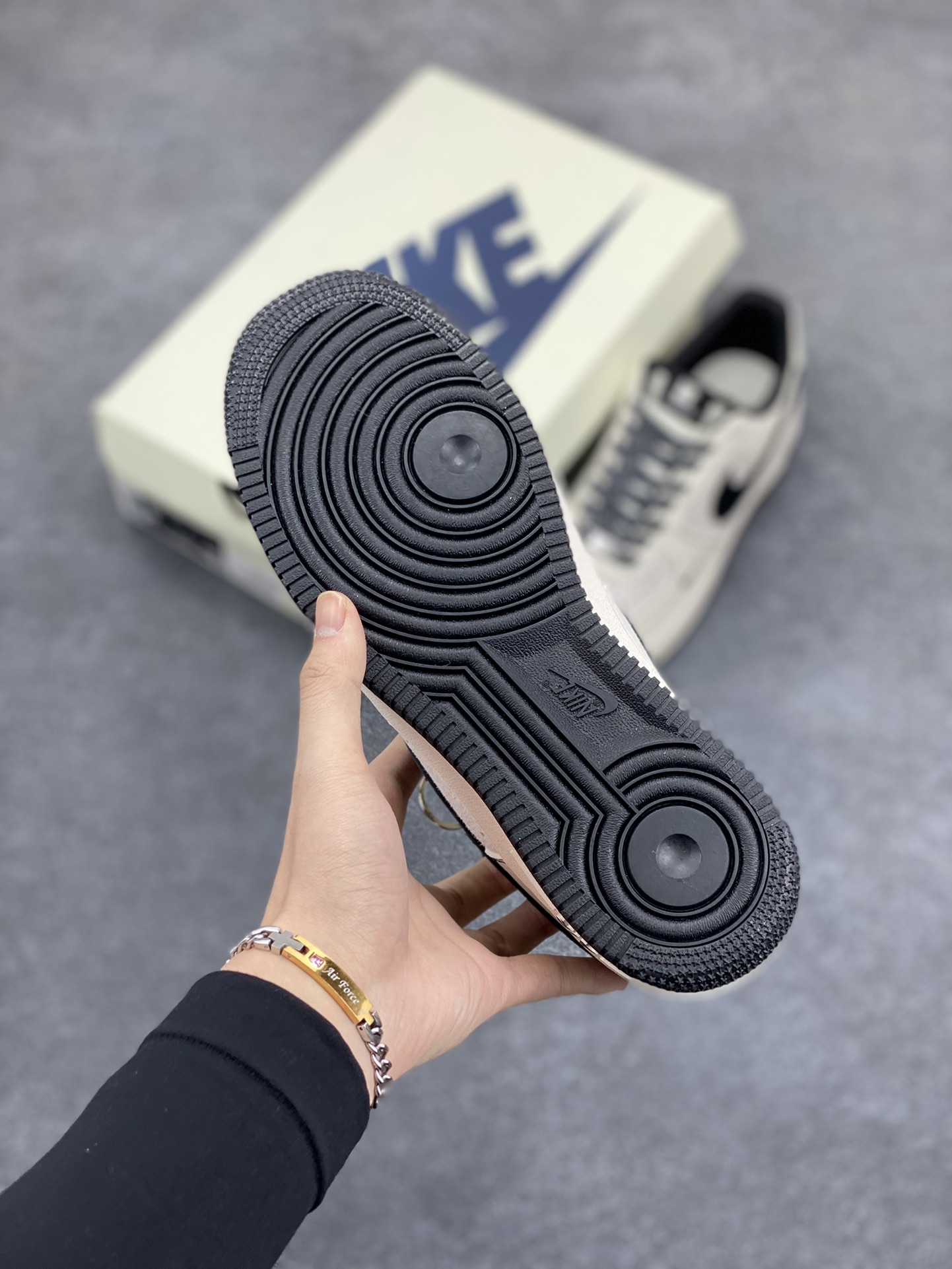 图片[5]-NIke Air Force 1 \’07 Low “UN联名–猪八米黑线”空军一号 低帮 运动鞋 休闲鞋 折边针车 工艺难度大 原楦头原纸板 原装鞋盒 定制五金配件 内置全掌气垫 原厂鞋底 货号：BB7518-017 尺码：36 36.5 37.5 38 38.5 39 40 40.5 41 42 42.5 43 44 44.5 45-选品中心