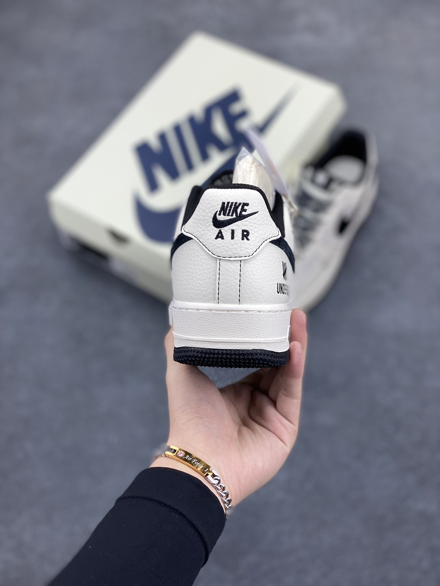 图片[4]-NIke Air Force 1 \’07 Low “UN联名–猪八米黑线”空军一号 低帮 运动鞋 休闲鞋 折边针车 工艺难度大 原楦头原纸板 原装鞋盒 定制五金配件 内置全掌气垫 原厂鞋底 货号：BB7518-017 尺码：36 36.5 37.5 38 38.5 39 40 40.5 41 42 42.5 43 44 44.5 45-选品中心