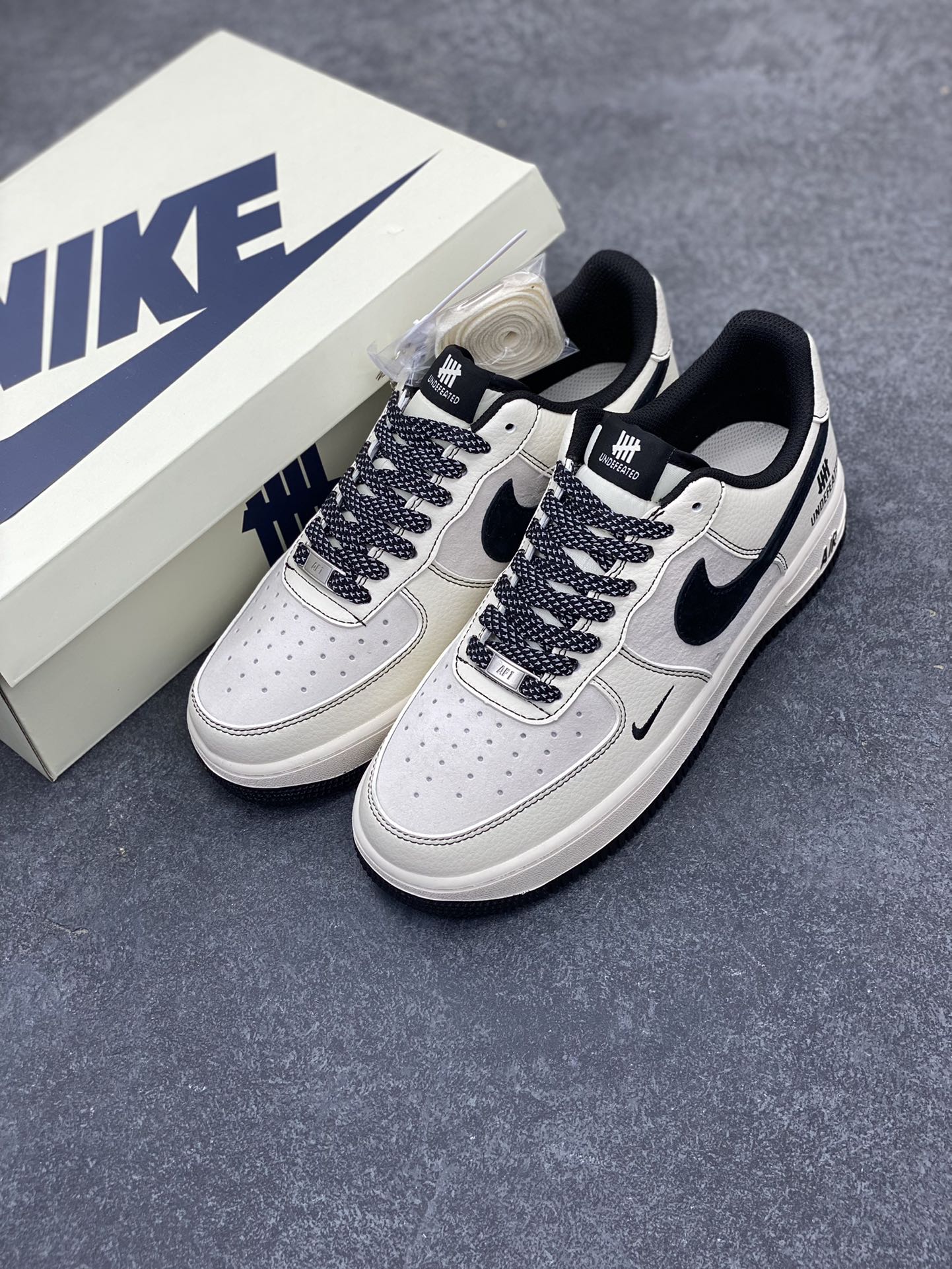 图片[8]-NIke Air Force 1 \’07 Low “UN联名–猪八米黑线”空军一号 低帮 运动鞋 休闲鞋 折边针车 工艺难度大 原楦头原纸板 原装鞋盒 定制五金配件 内置全掌气垫 原厂鞋底 货号：BB7518-017 尺码：36 36.5 37.5 38 38.5 39 40 40.5 41 42 42.5 43 44 44.5 45-选品中心